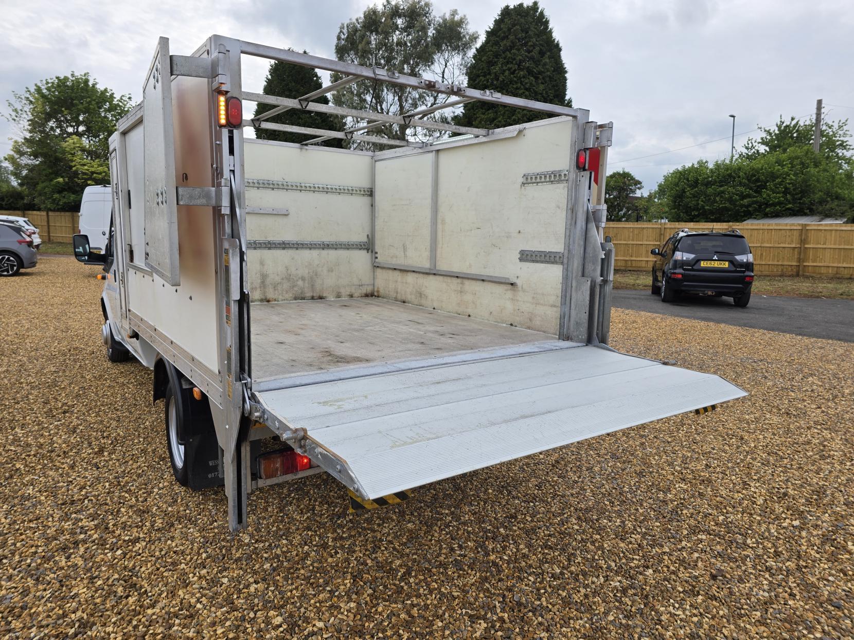 Ford Transit 2.2 TDCi 350 Chassis Cab 4dr Diesel Manual RWD L4 (DRW) (123 bhp)