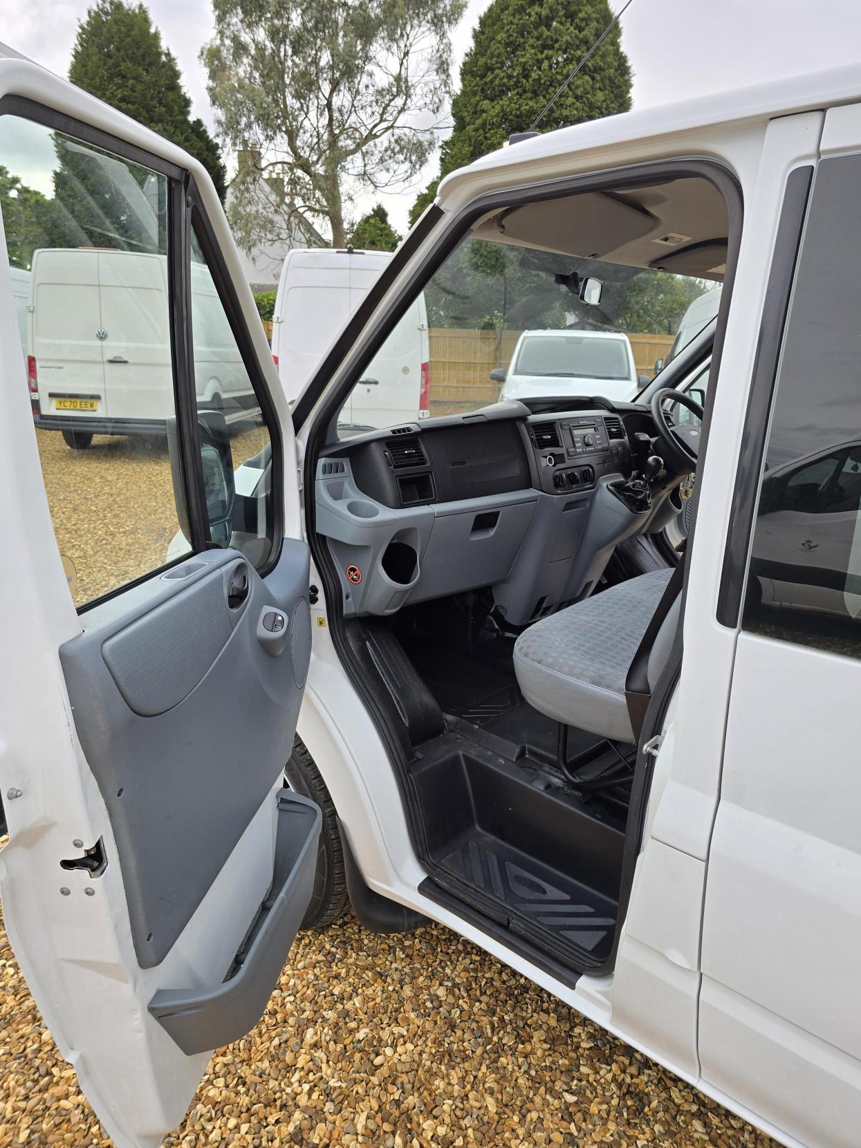Ford Transit 2.2 TDCi 350 Chassis Cab 4dr Diesel Manual RWD L4 (DRW) (123 bhp)