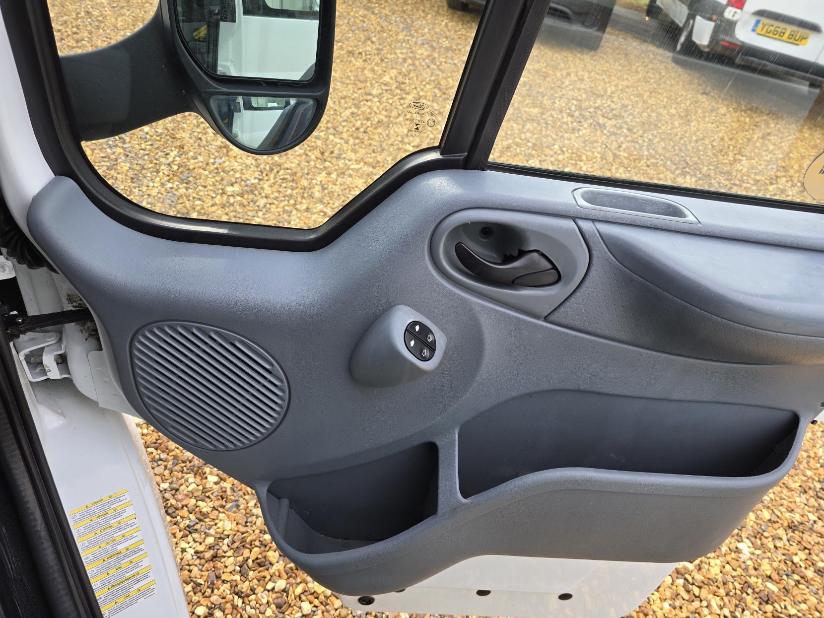 Ford Transit 2.2 TDCi 350 Chassis Cab 4dr Diesel Manual RWD L4 (DRW) (123 bhp)