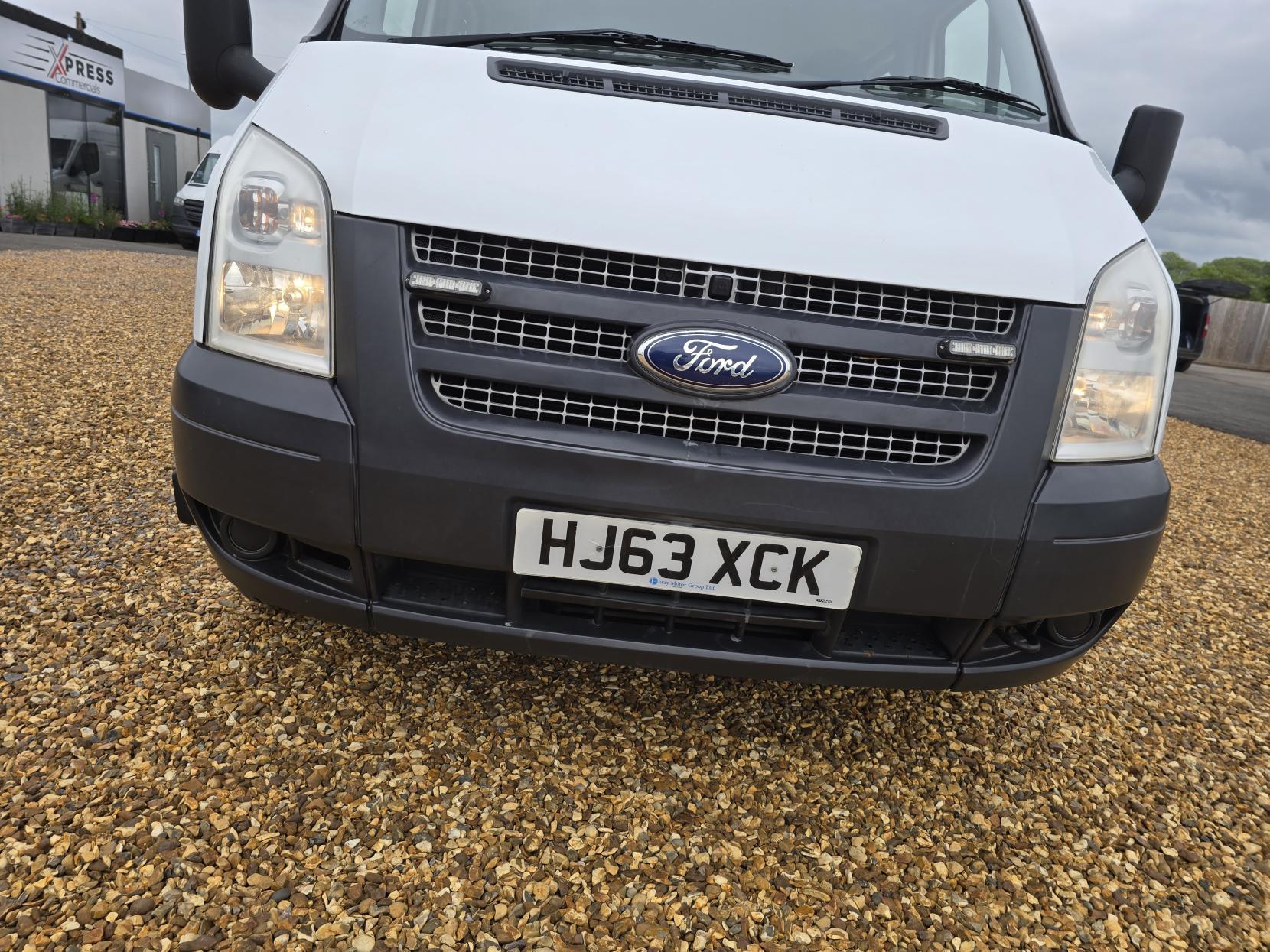 Ford Transit 2.2 TDCi 350 Chassis Cab 4dr Diesel Manual RWD L4 (DRW) (123 bhp)