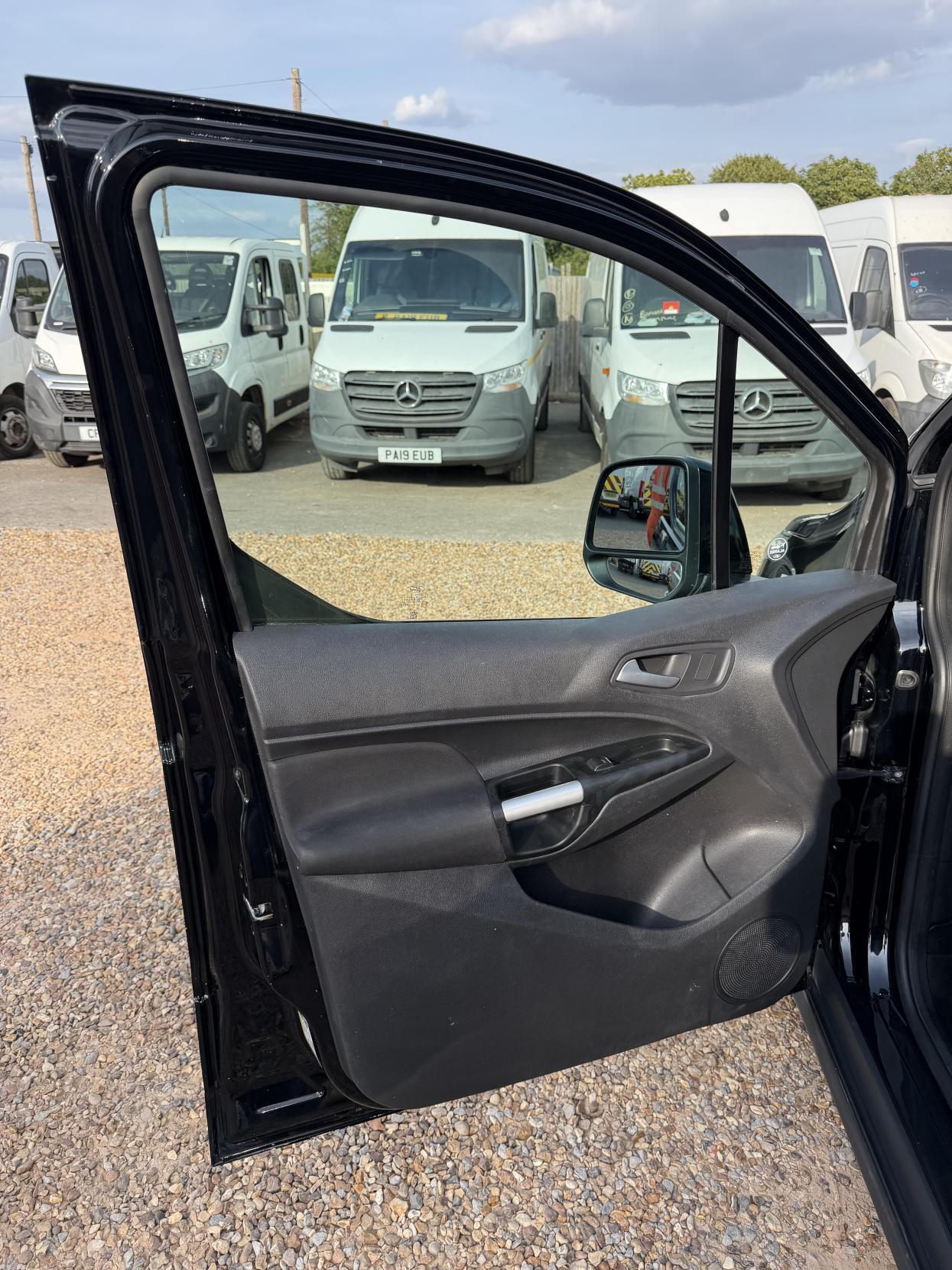 2017 Ford Transit Connect 1.5 TDCi 200 Limited Panel Van 5dr Diesel Manual L1 H1 (119 g/km, 118 bhp) - Thumbnail 20
