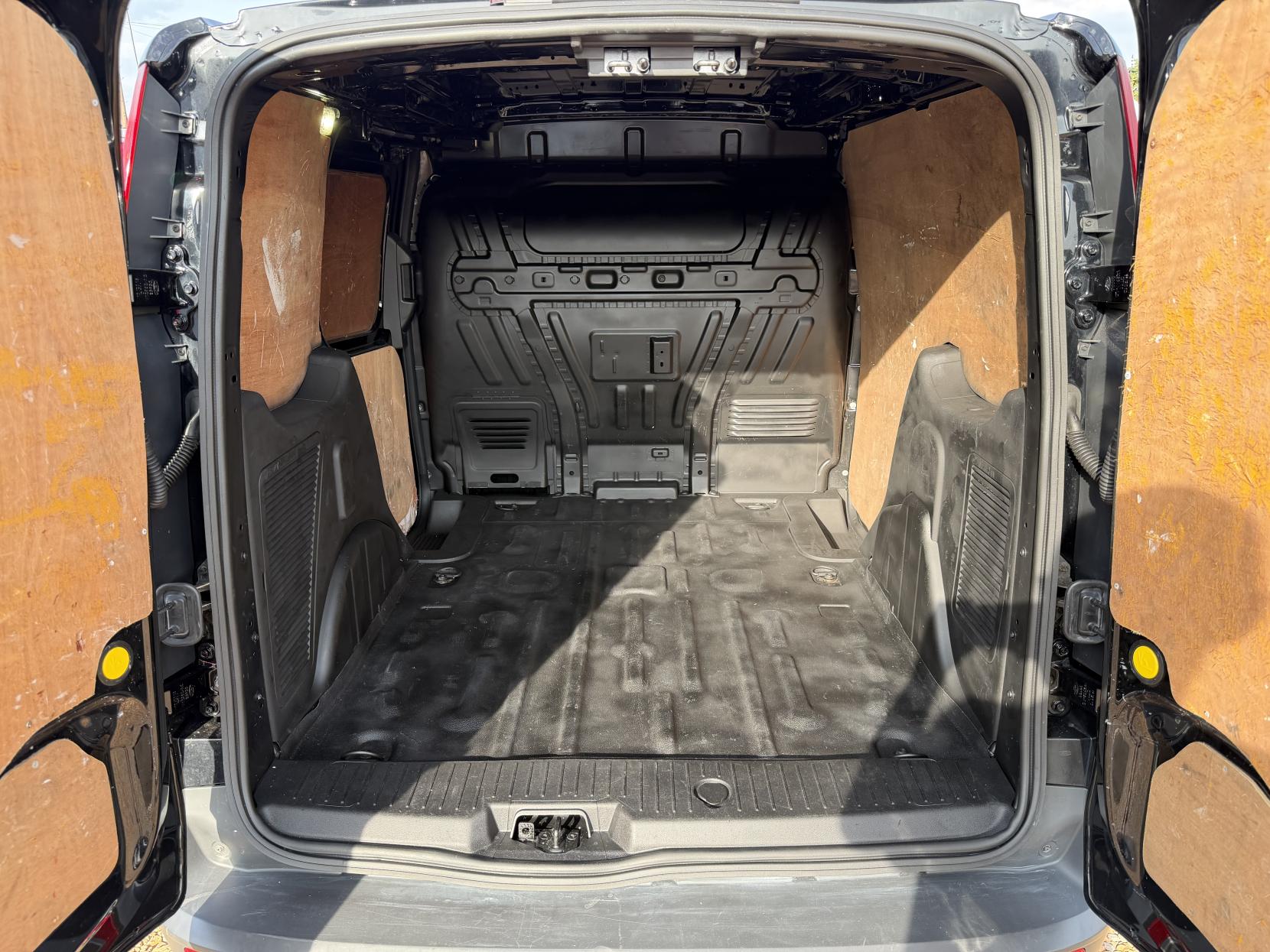2017 Ford Transit Connect 1.5 TDCi 200 Limited Panel Van 5dr Diesel Manual L1 H1 (119 g/km, 118 bhp) - Thumbnail 3