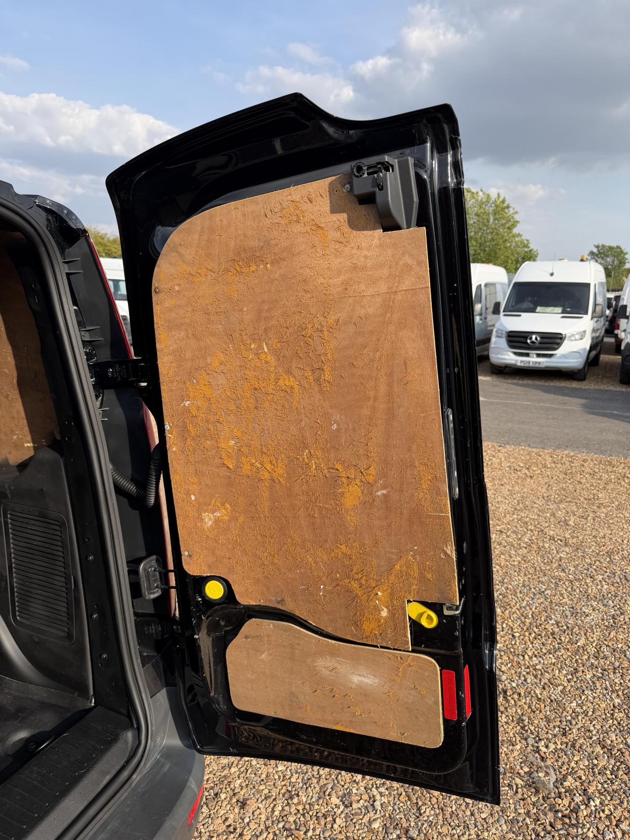 2017 Ford Transit Connect 1.5 TDCi 200 Limited Panel Van 5dr Diesel Manual L1 H1 (119 g/km, 118 bhp) - Thumbnail 31