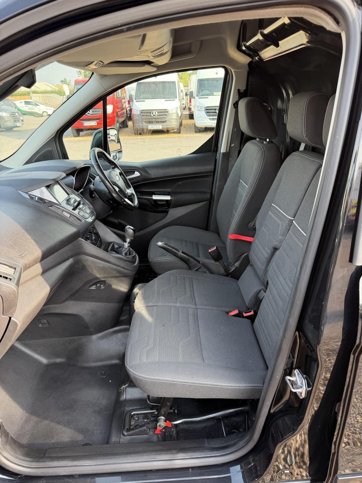 2017 Ford Transit Connect 1.5 TDCi 200 Limited Panel Van 5dr Diesel Manual L1 H1 (119 g/km, 118 bhp) - Thumbnail 16