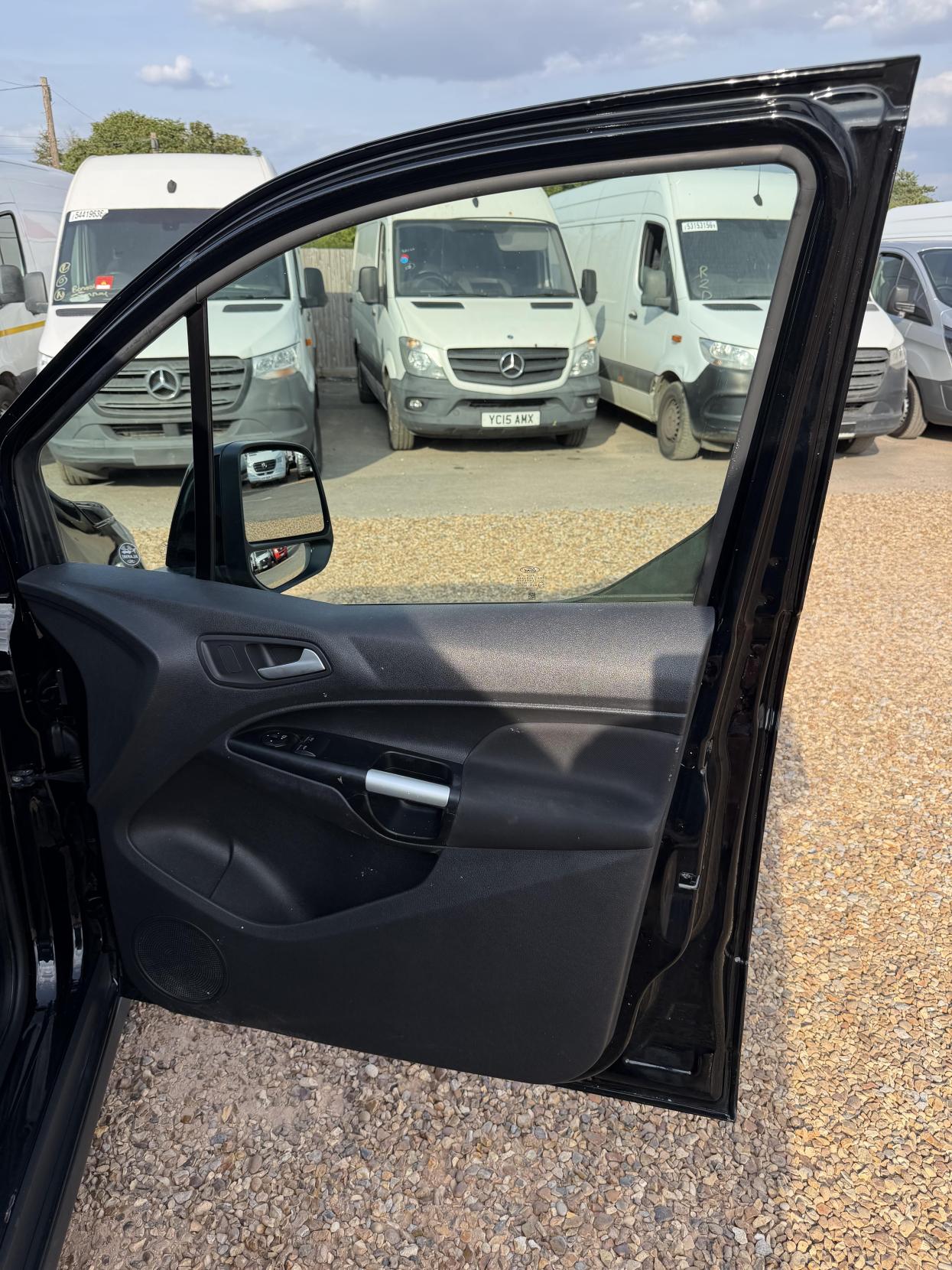 2017 Ford Transit Connect 1.5 TDCi 200 Limited Panel Van 5dr Diesel Manual L1 H1 (119 g/km, 118 bhp) - Thumbnail 18