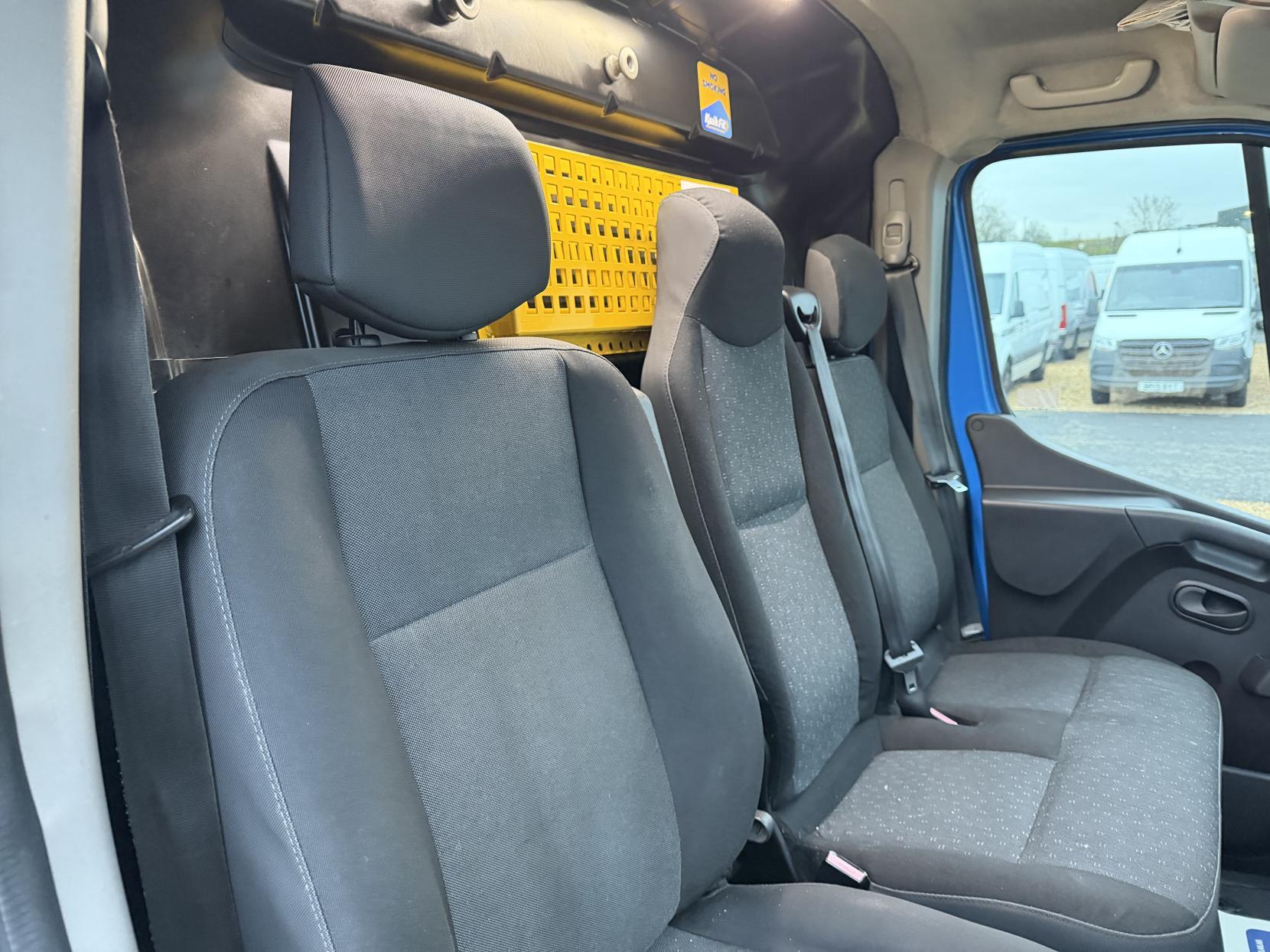 Renault Master 2.3 dCi ENERGY 35 Business Panel Van 4dr Diesel Manual FWD LWB Medium Roof Euro 6 (s/s) (150 bhp)