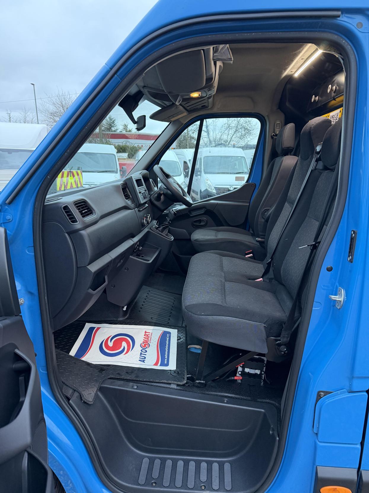 Renault Master 2.3 dCi ENERGY 35 Business Panel Van 4dr Diesel Manual FWD LWB Medium Roof Euro 6 (s/s) (150 bhp)