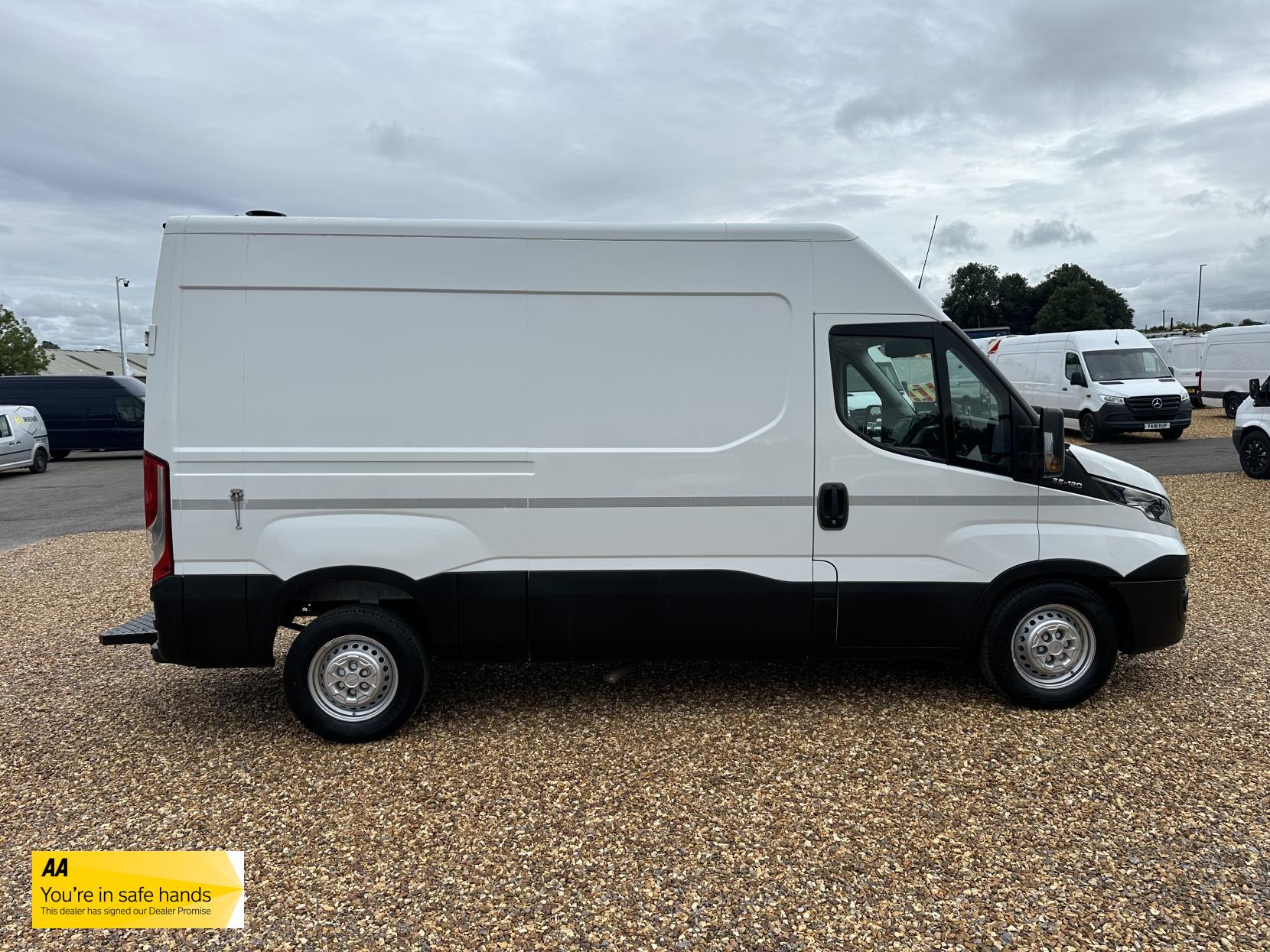 Iveco Daily 2.3 TD 12V 35S 3520 (Business) Panel Van 5dr Diesel Manual L2 (116 bhp)