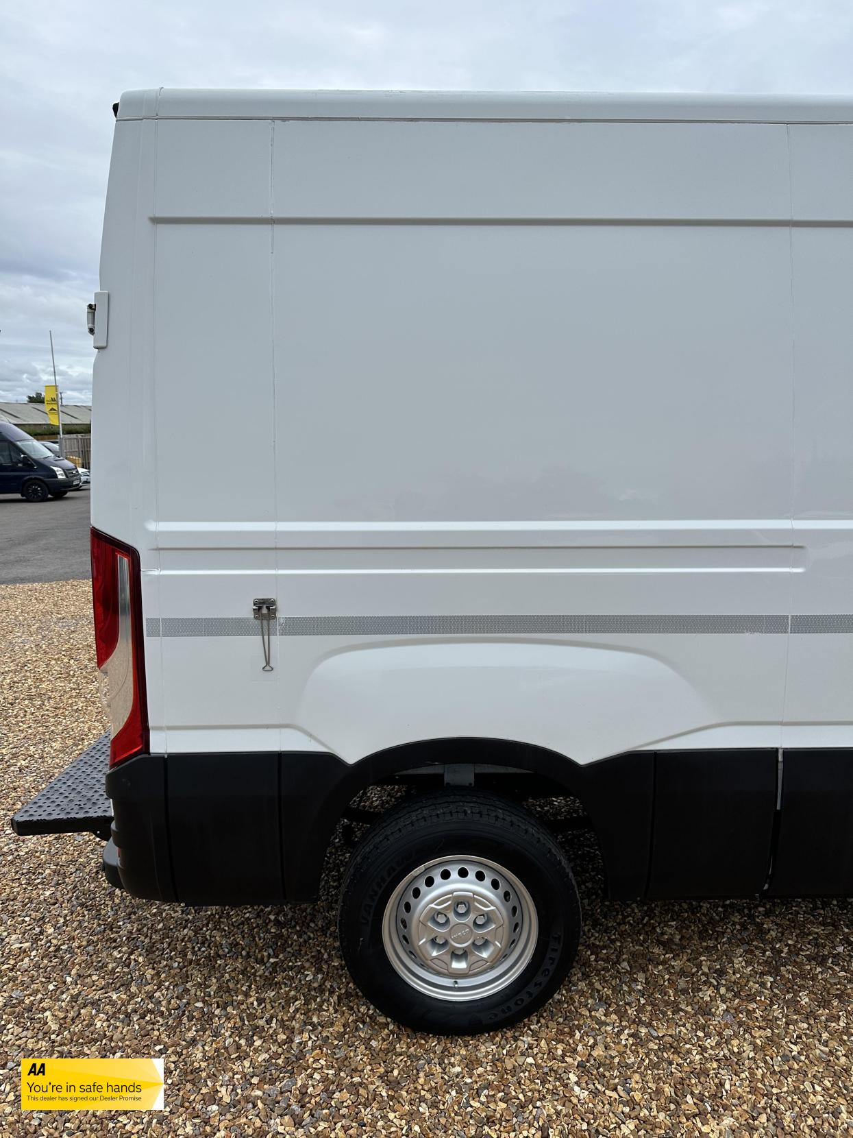 Iveco Daily 2.3 TD 12V 35S 3520 (Business) Panel Van 5dr Diesel Manual L2 (116 bhp)
