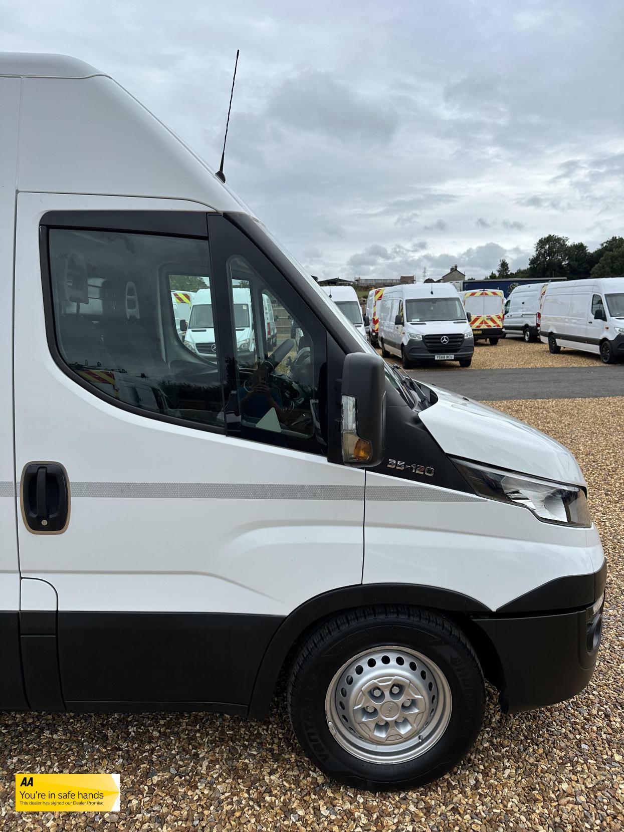 Iveco Daily 2.3 TD 12V 35S 3520 (Business) Panel Van 5dr Diesel Manual L2 (116 bhp)