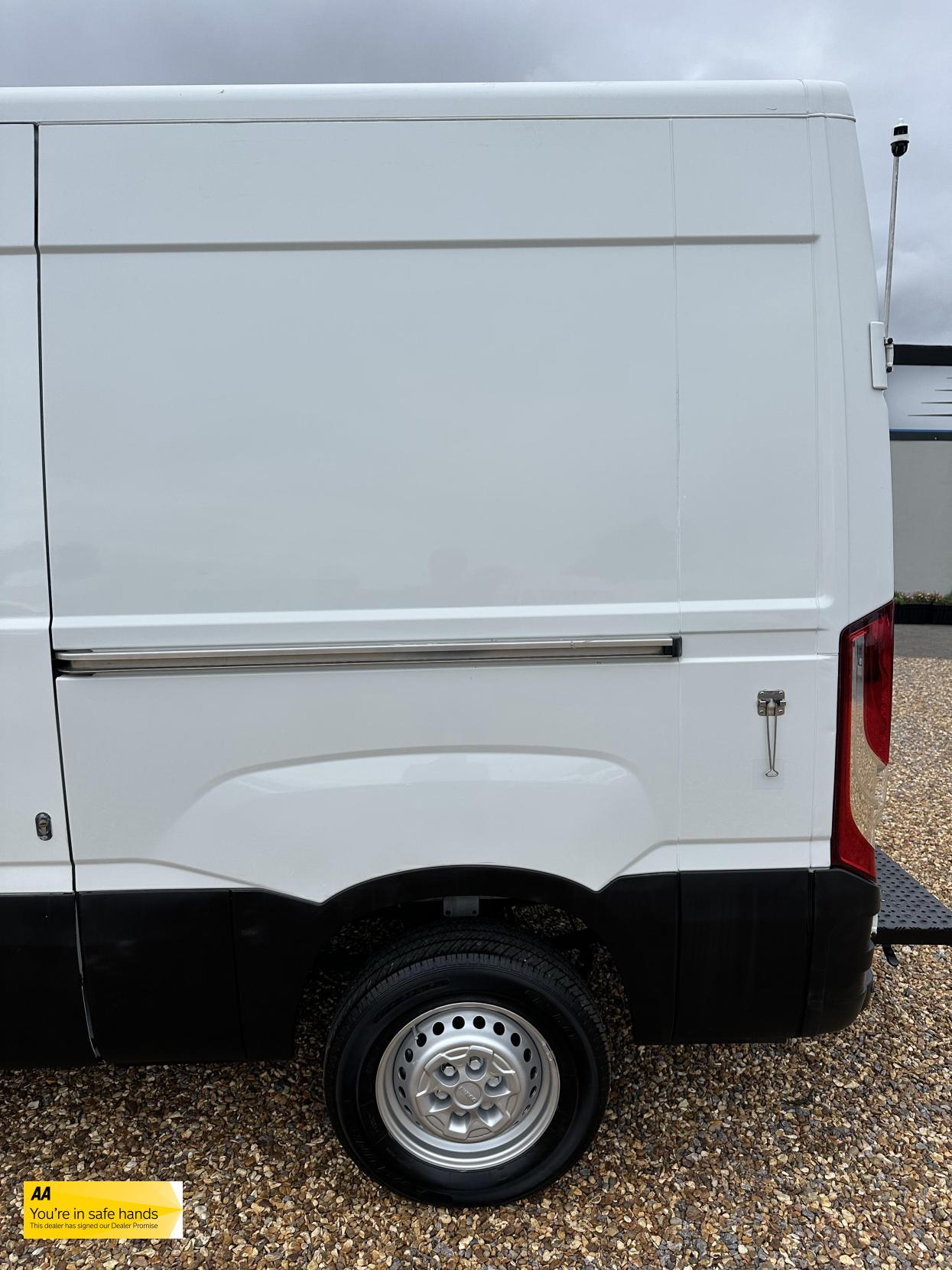 Iveco Daily 2.3 TD 12V 35S 3520 (Business) Panel Van 5dr Diesel Manual L2 (116 bhp)