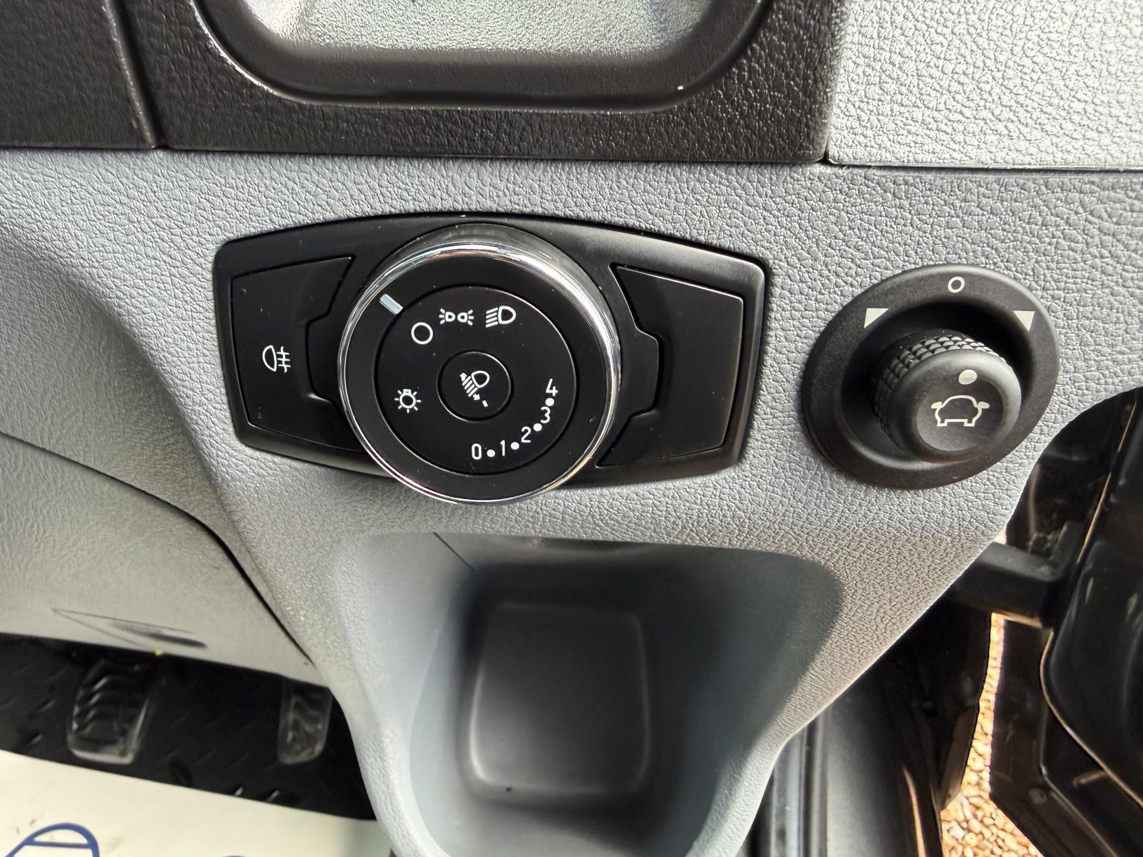 2019 Ford Transit 2.0 350 EcoBlue Chassis Double Cab 4dr Diesel Manual RWD L3 H1 Euro 6 (DRW) (130 ps) - Thumbnail 36