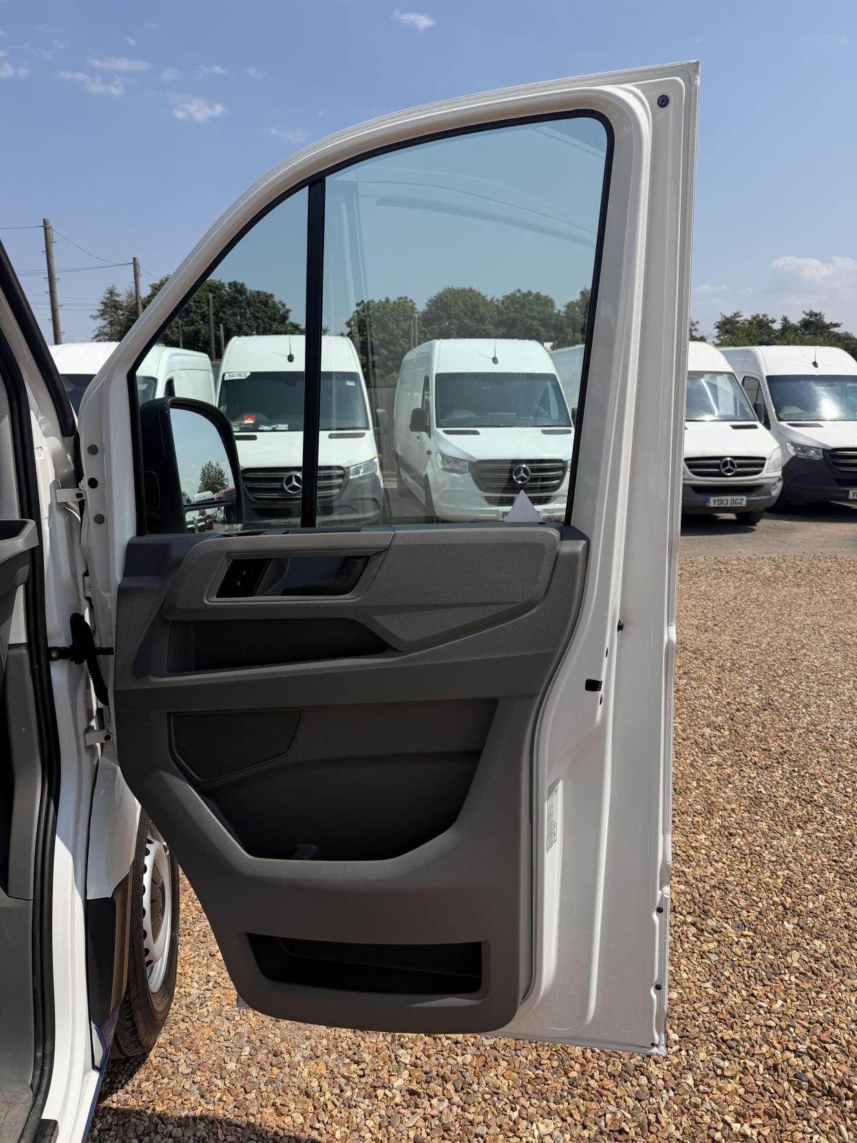2020 Volkswagen Crafter 2.0 TDI CR35 Trendline Panel Van 5dr Diesel Automatic FWD LWB High Roof Euro 6 (s/s) (140 ps) - Thumbnail 15