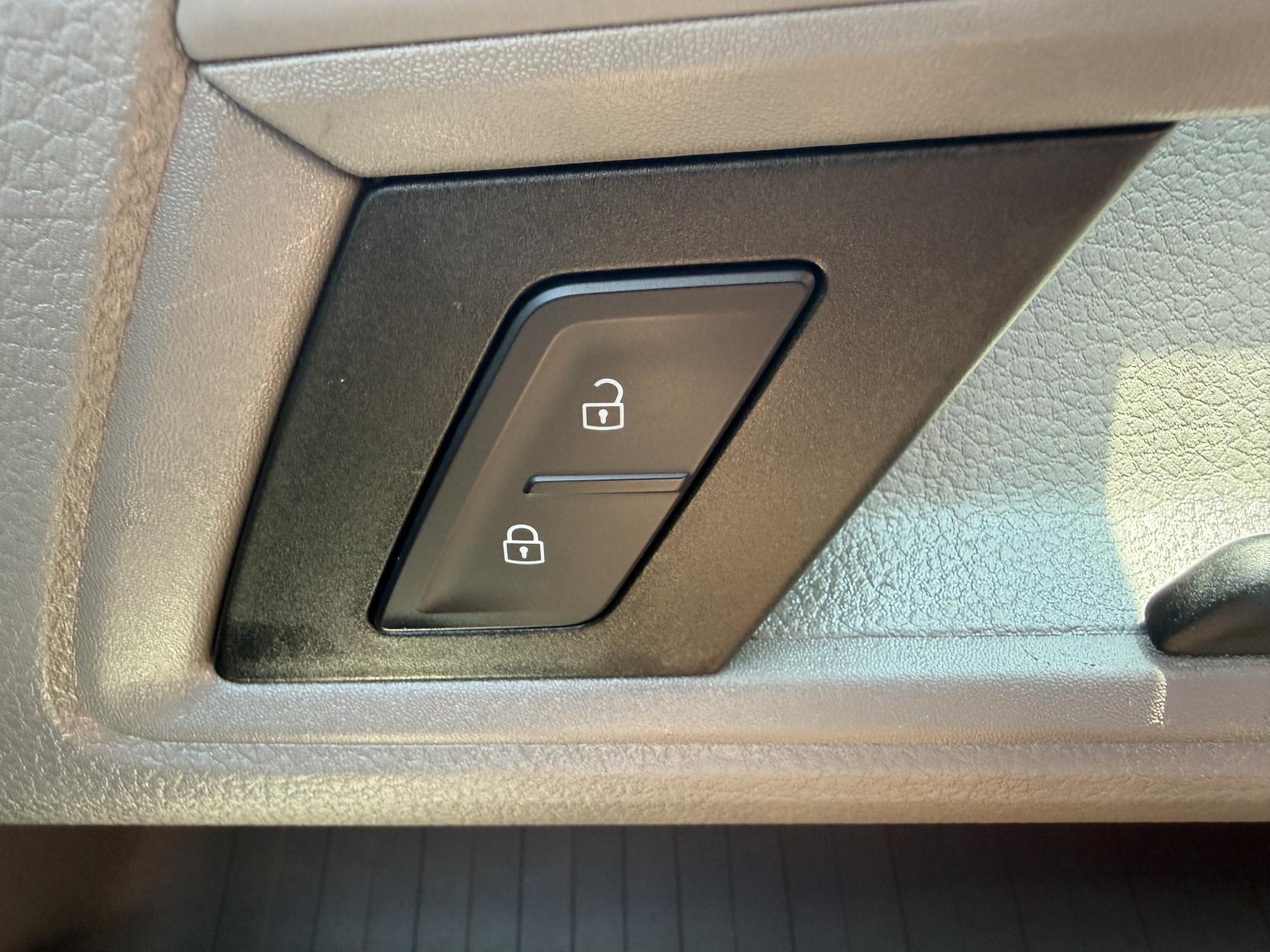 2020 Volkswagen Crafter 2.0 TDI CR35 Trendline Panel Van 5dr Diesel Automatic FWD LWB High Roof Euro 6 (s/s) (140 ps) - Thumbnail 38