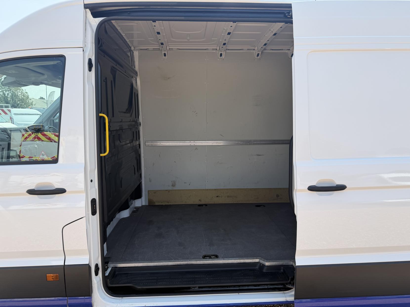 2020 Volkswagen Crafter 2.0 TDI CR35 Trendline Panel Van 5dr Diesel Automatic FWD LWB High Roof Euro 6 (s/s) (140 ps) - Thumbnail 20