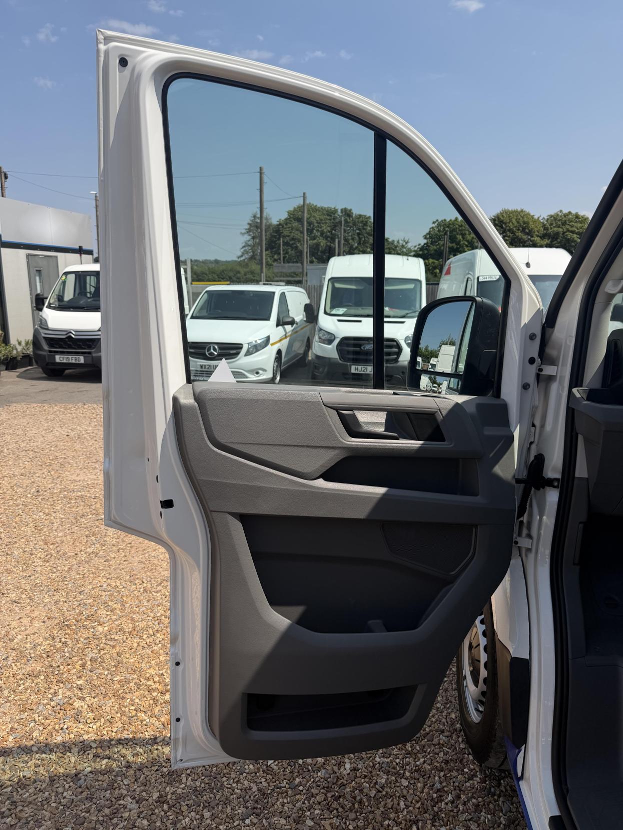2020 Volkswagen Crafter 2.0 TDI CR35 Trendline Panel Van 5dr Diesel Automatic FWD LWB High Roof Euro 6 (s/s) (140 ps) - Thumbnail 17