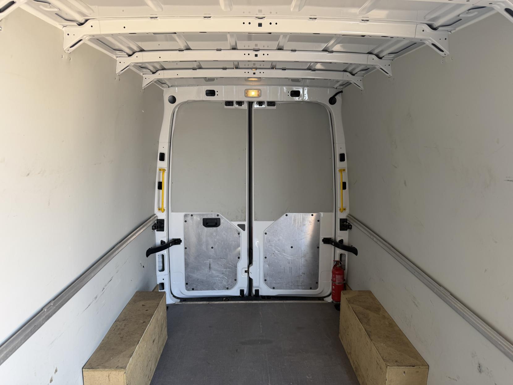 2020 Volkswagen Crafter 2.0 TDI CR35 Trendline Panel Van 5dr Diesel Automatic FWD LWB High Roof Euro 6 (s/s) (140 ps) - Thumbnail 23