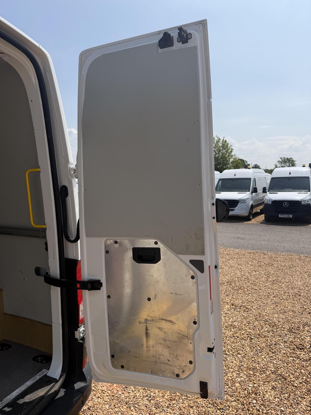 2020 Volkswagen Crafter 2.0 TDI CR35 Trendline Panel Van 5dr Diesel Automatic FWD LWB High Roof Euro 6 (s/s) (140 ps) - Thumbnail 33