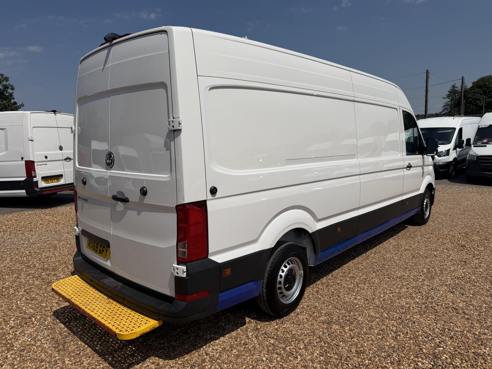2020 Volkswagen Crafter 2.0 TDI CR35 Trendline Panel Van 5dr Diesel Automatic FWD LWB High Roof Euro 6 (s/s) (140 ps) - Thumbnail 11