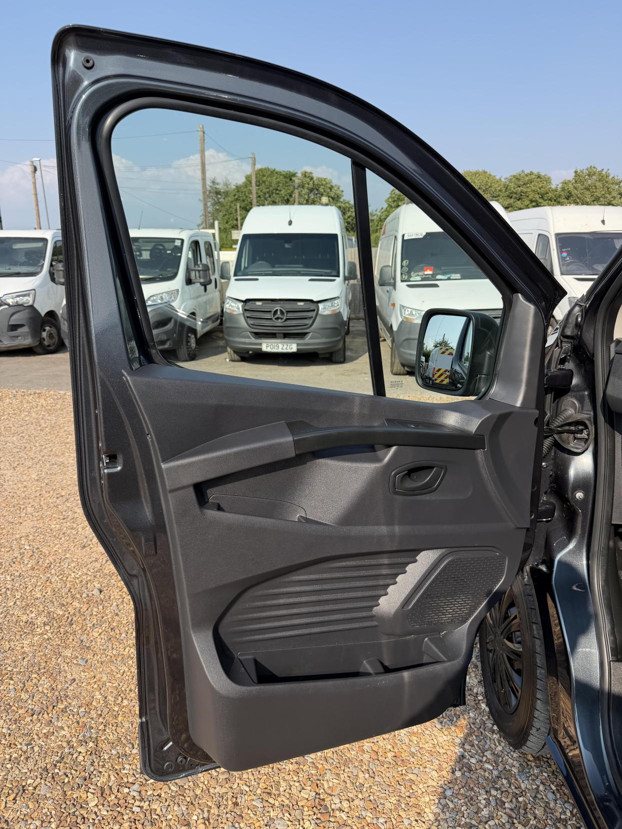 2022 Renault Trafic 2.0 dCi Blue LL30 Business+ Panel Van 5dr Diesel Manual L2 H1 Euro 6 (s/s) (130 ps) - Thumbnail 19