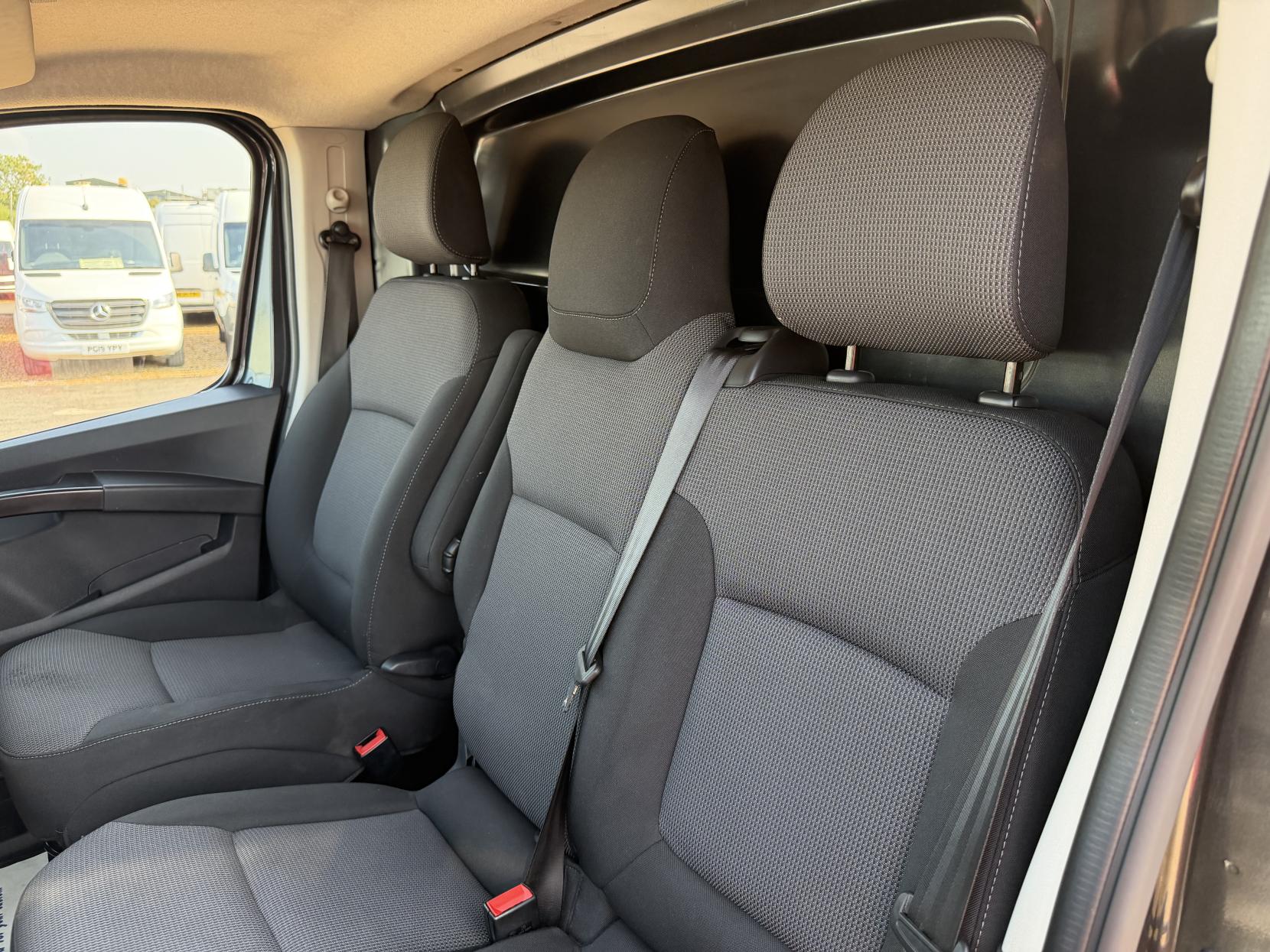 2022 Renault Trafic 2.0 dCi Blue LL30 Business+ Panel Van 5dr Diesel Manual L2 H1 Euro 6 (s/s) (130 ps) - Thumbnail 17