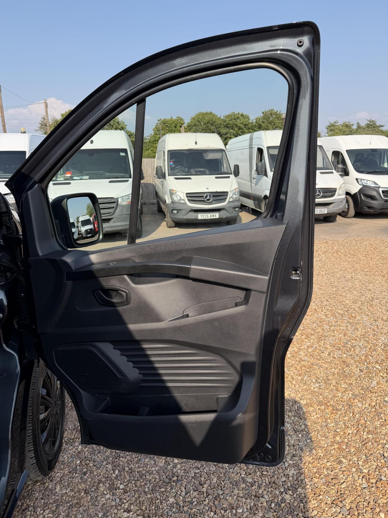 2022 Renault Trafic 2.0 dCi Blue LL30 Business+ Panel Van 5dr Diesel Manual L2 H1 Euro 6 (s/s) (130 ps) - Thumbnail 16
