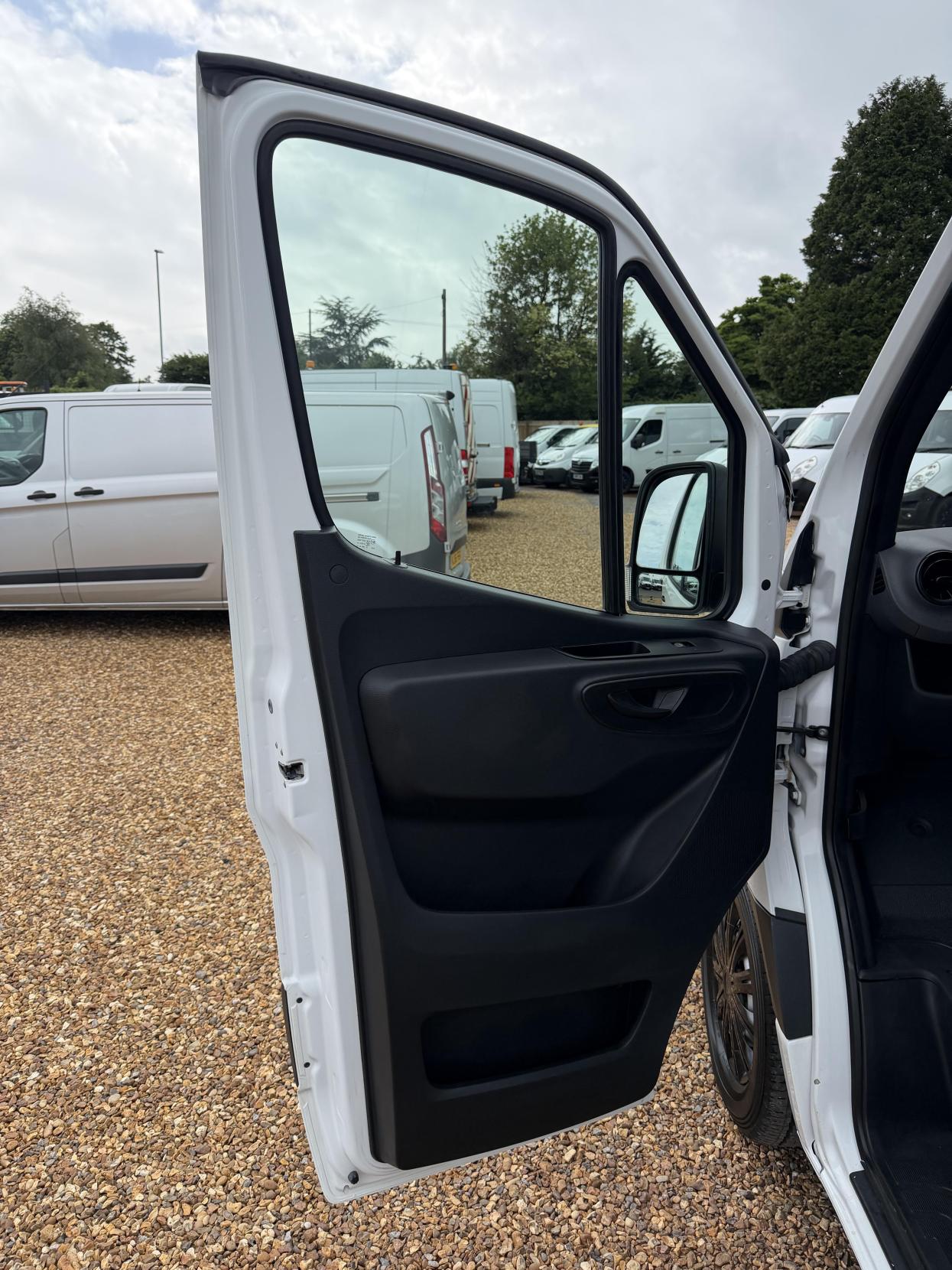 2022 Mercedes-Benz Sprinter 2.0 315 CDI Progressive Panel Van 5dr Diesel Manual RWD L2 H2 Euro 6 (s/s) (150 ps) - Thumbnail 17