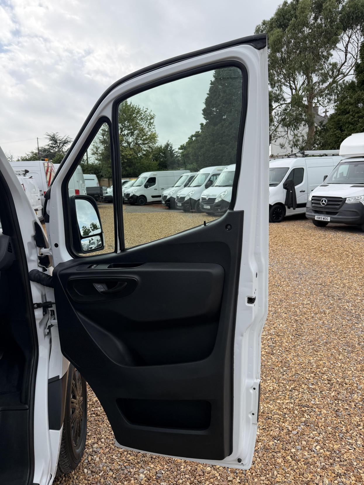 2022 Mercedes-Benz Sprinter 2.0 315 CDI Progressive Panel Van 5dr Diesel Manual RWD L2 H2 Euro 6 (s/s) (150 ps) - Thumbnail 15