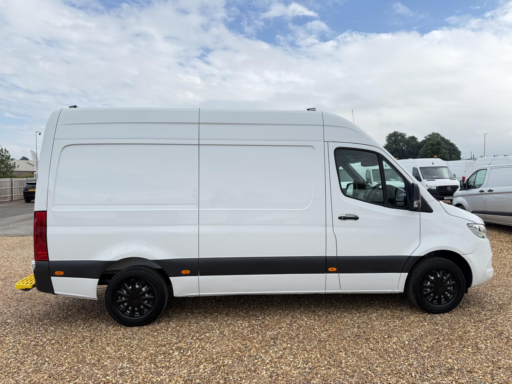 2022 Mercedes-Benz Sprinter 2.0 315 CDI Progressive Panel Van 5dr Diesel Manual RWD L2 H2 Euro 6 (s/s) (150 ps) - Thumbnail 12