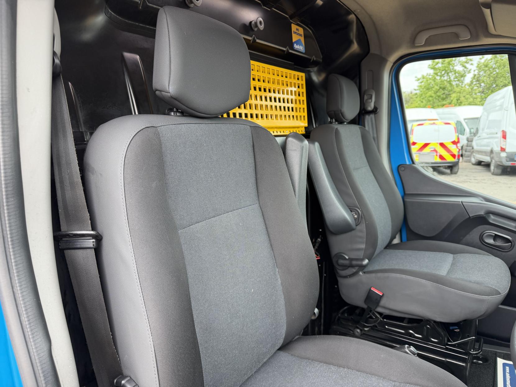 2021 Renault Master 2.3 dCi ENERGY 35 Business Panel Van 4dr Diesel Manual FWD LWB Medium Roof Euro 6 (s/s) (150 bhp) - Thumbnail 20