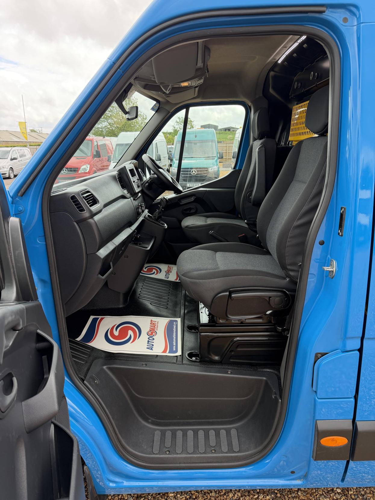 2021 Renault Master 2.3 dCi ENERGY 35 Business Panel Van 4dr Diesel Manual FWD LWB Medium Roof Euro 6 (s/s) (150 bhp) - Thumbnail 18