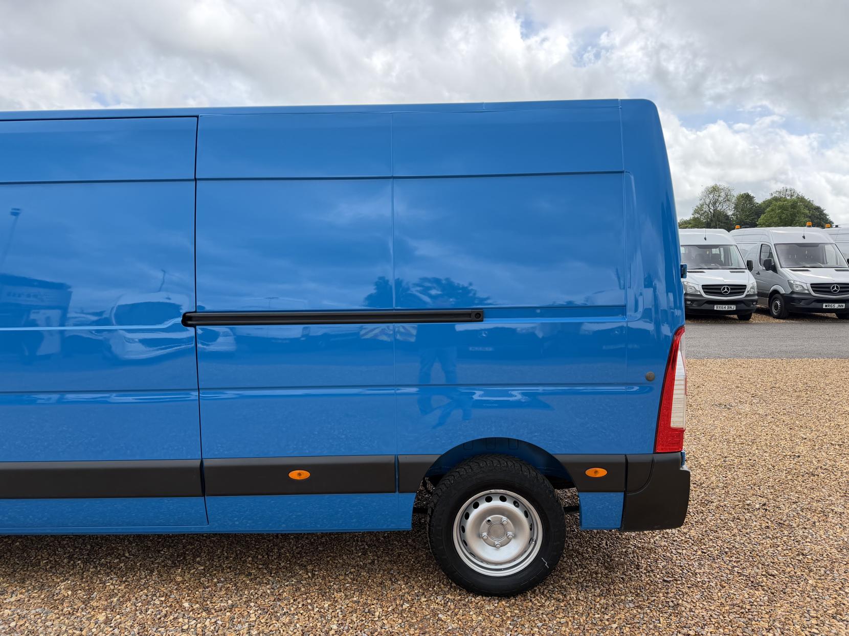 2021 Renault Master 2.3 dCi ENERGY 35 Business Panel Van 4dr Diesel Manual FWD LWB Medium Roof Euro 6 (s/s) (150 bhp) - Thumbnail 9