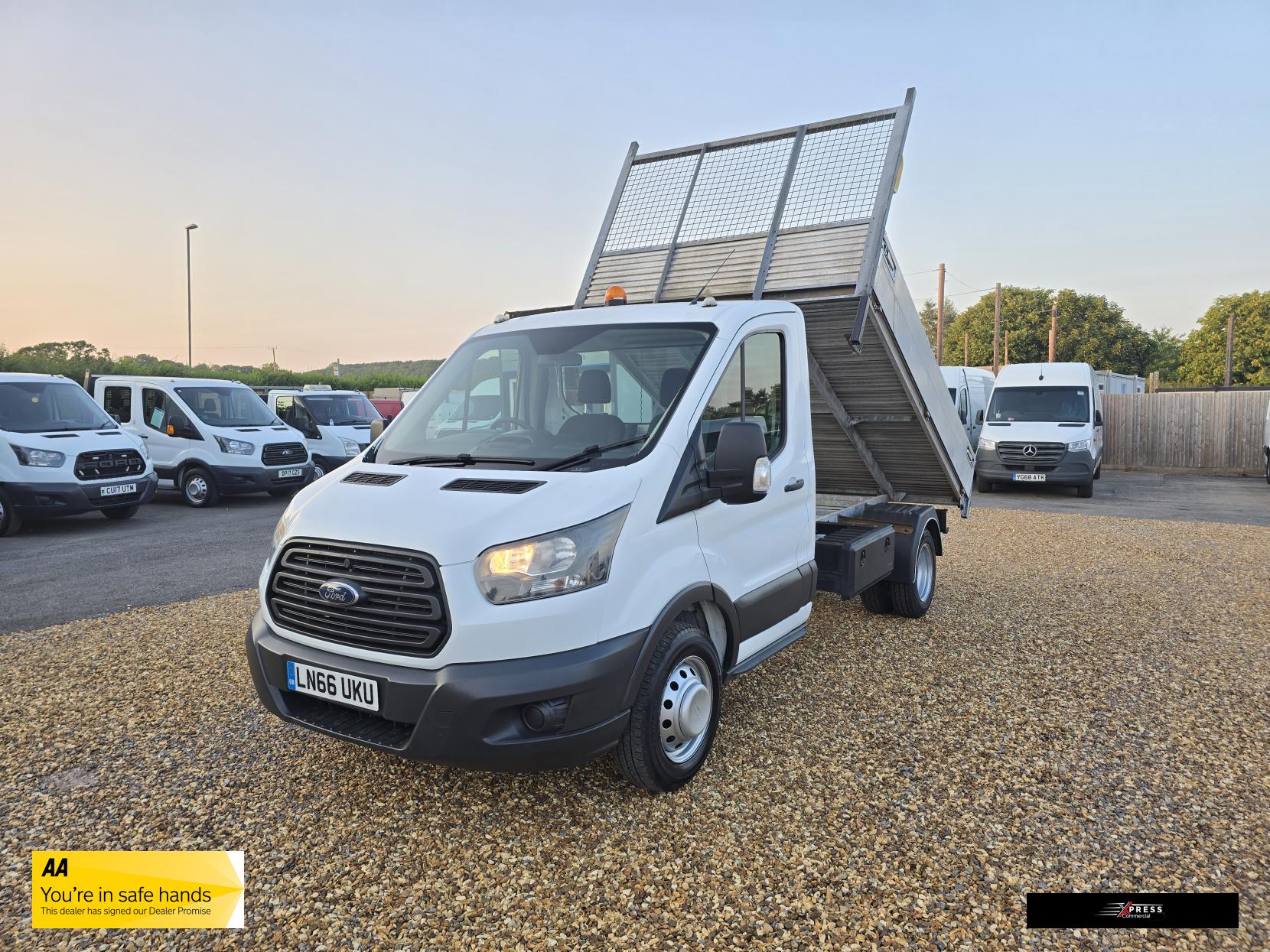 Ford Transit Transit 2.0 350 EcoBlue 1-Way Tipper 2dr Diesel Manual RWD L2 Euro 6 (1-Stop, DRW) (130 ps)