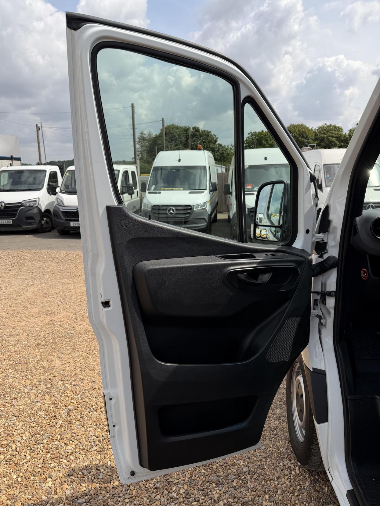 2019 Mercedes-Benz Sprinter 2.1 316 CDI Panel Van 5dr Diesel Manual RWD L2 H2 Euro 6 (163 ps) - Thumbnail 16