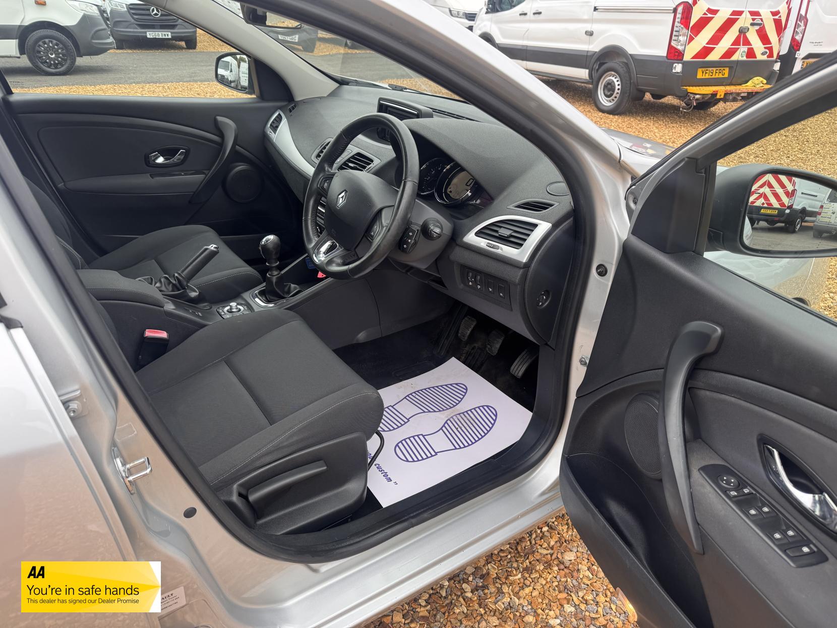 Renault Megane 1.5 dCi ENERGY Dynamique TomTom Sport Tourer 5dr Diesel Manual Euro 5 (s/s) (110 ps)