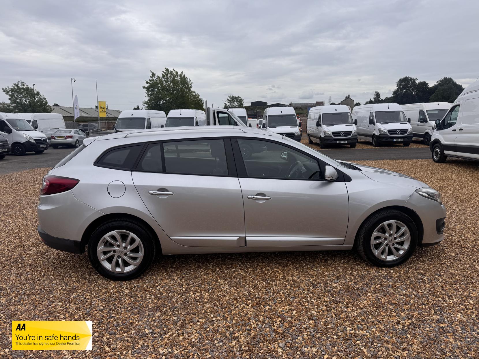 Renault Megane 1.5 dCi ENERGY Dynamique TomTom Sport Tourer 5dr Diesel Manual Euro 5 (s/s) (110 ps)