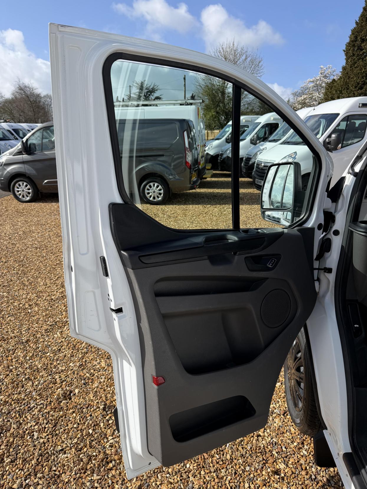 2018 Ford Transit Custom 2.0 TDCi 270 Trend Combi Van 6dr Diesel Manual L1 H1 (161 g/km, 128 bhp) - Thumbnail 17