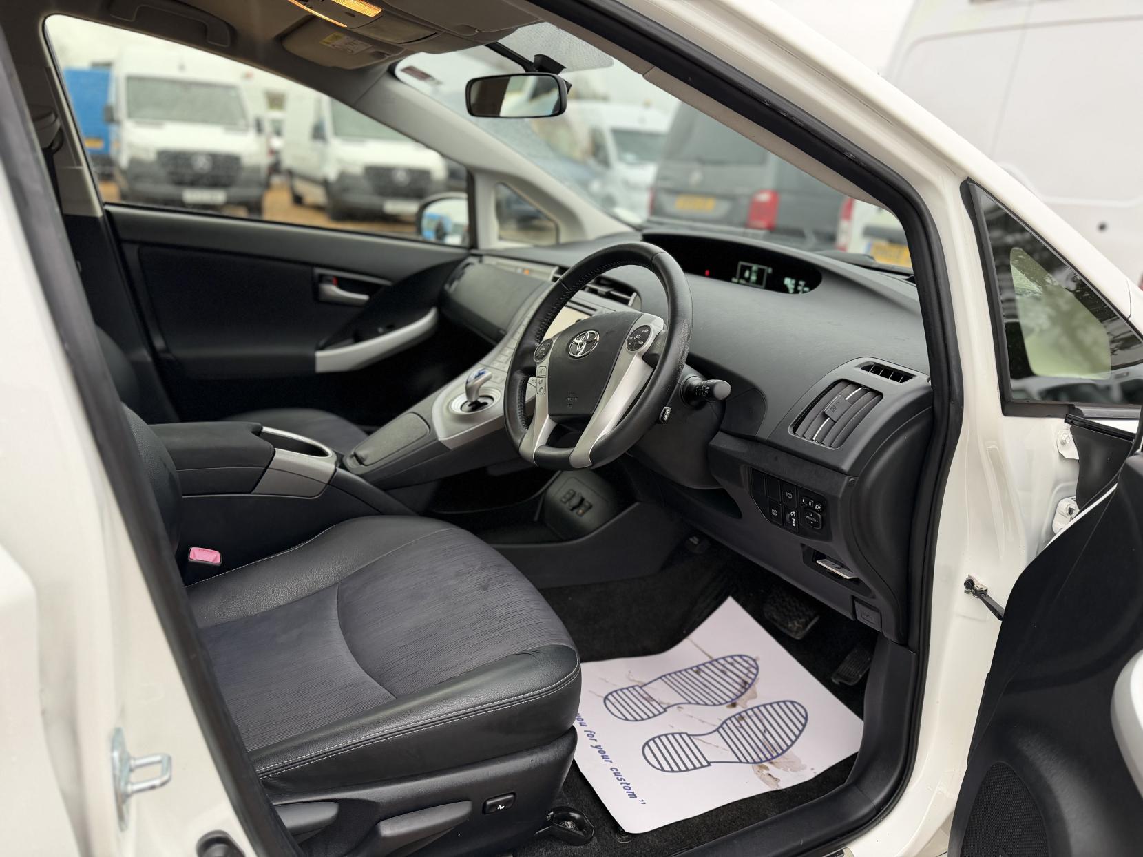 Toyota Prius 1.8 VVT-h Hatchback 5dr Petrol Plug-in Hybrid CVT Euro 5 (s/s) (136 ps)