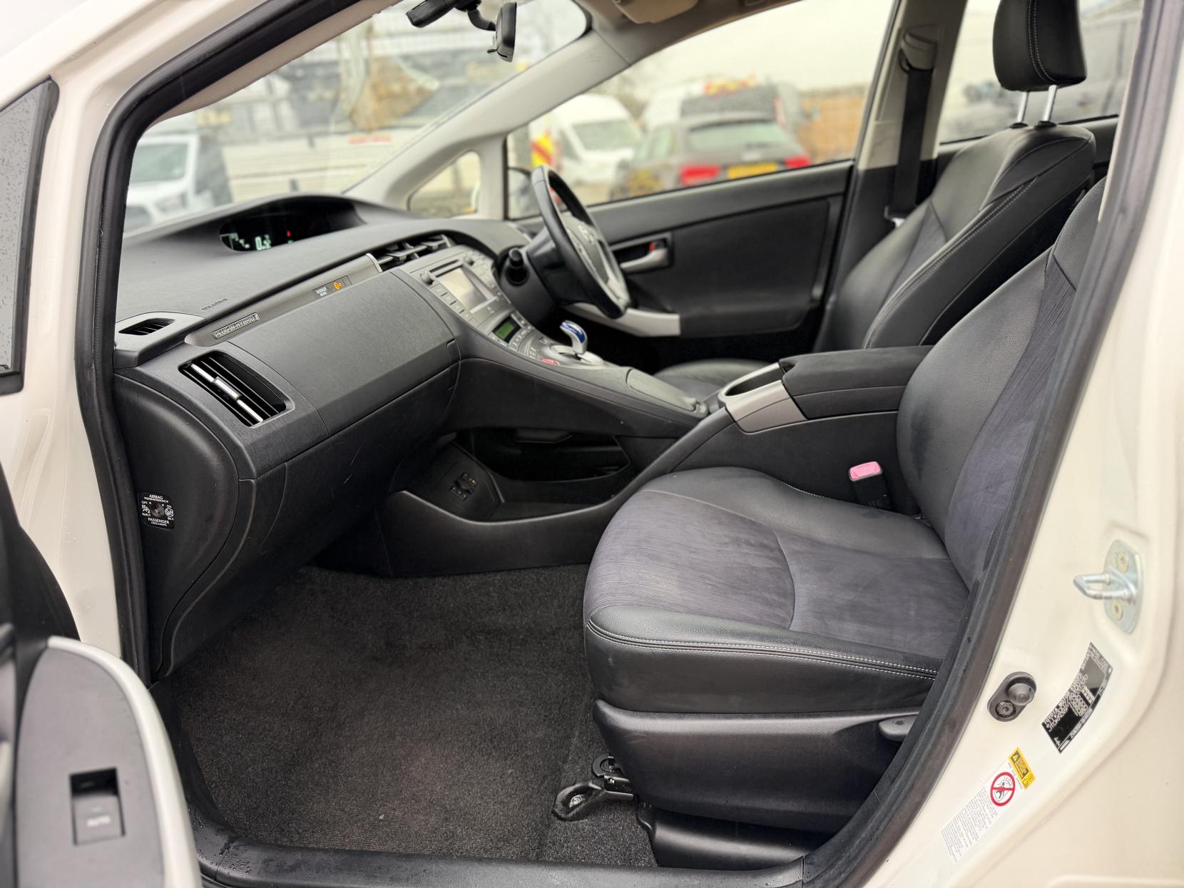 Toyota Prius 1.8 VVT-h Hatchback 5dr Petrol Plug-in Hybrid CVT Euro 5 (s/s) (136 ps)