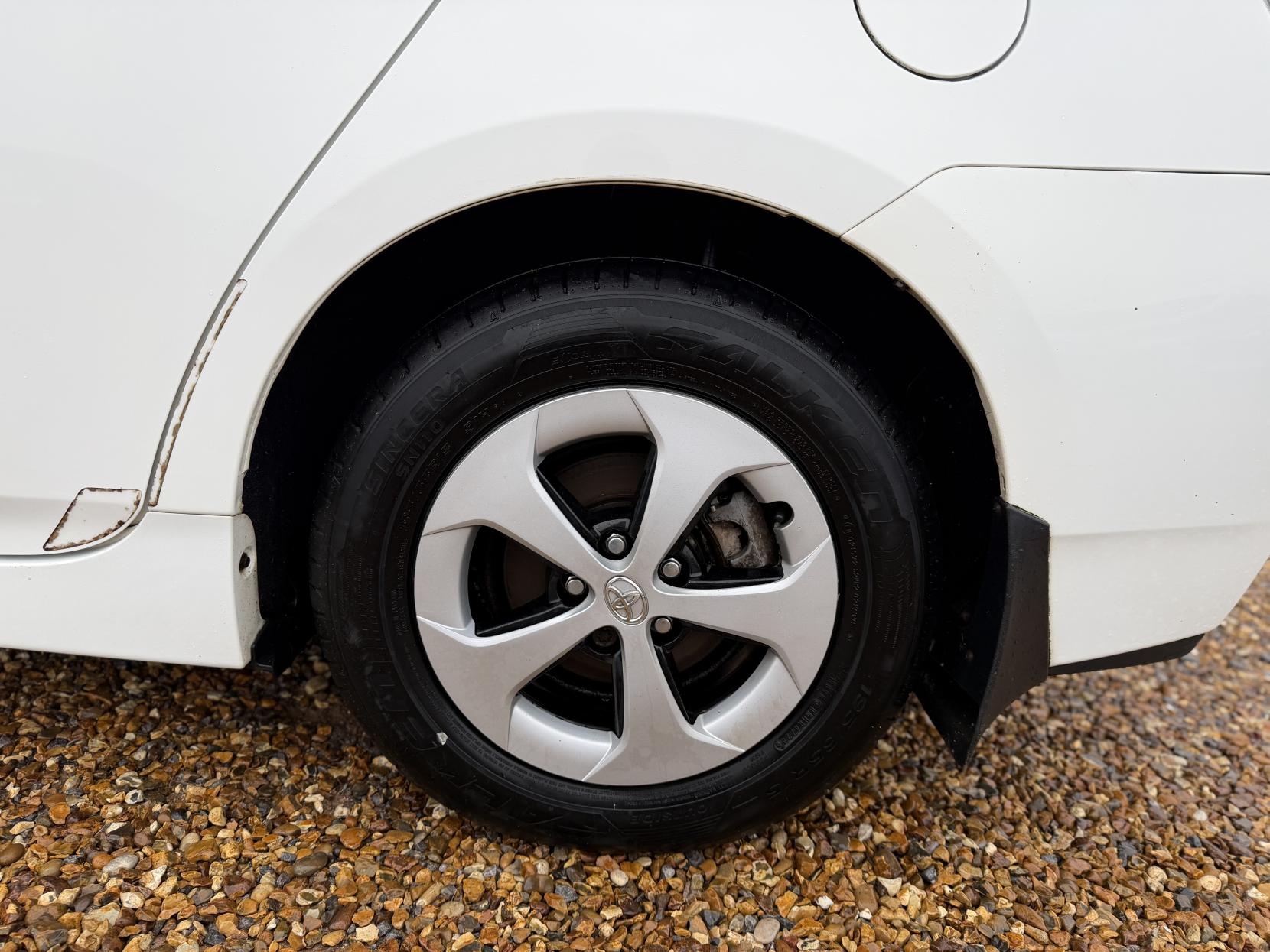 Toyota Prius 1.8 VVT-h Hatchback 5dr Petrol Plug-in Hybrid CVT Euro 5 (s/s) (136 ps)