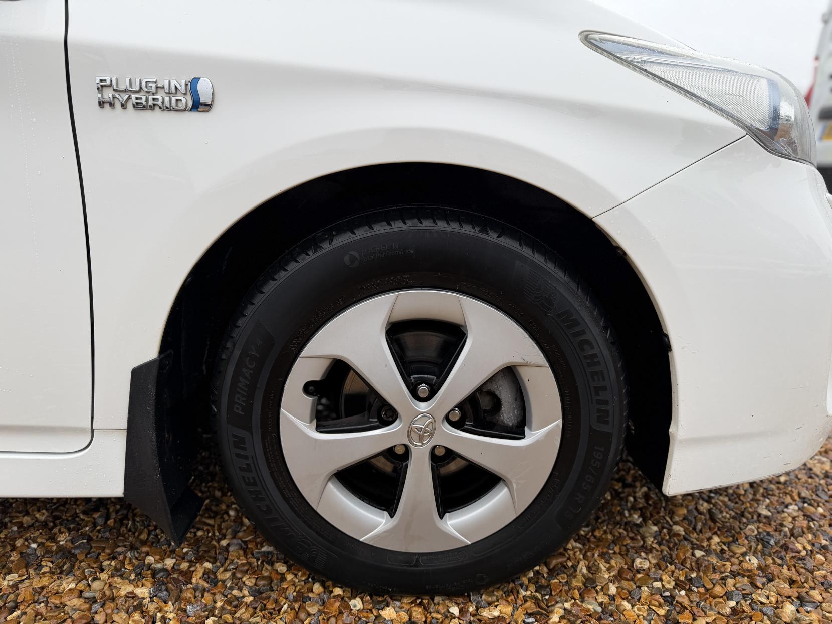 Toyota Prius 1.8 VVT-h Hatchback 5dr Petrol Plug-in Hybrid CVT Euro 5 (s/s) (136 ps)