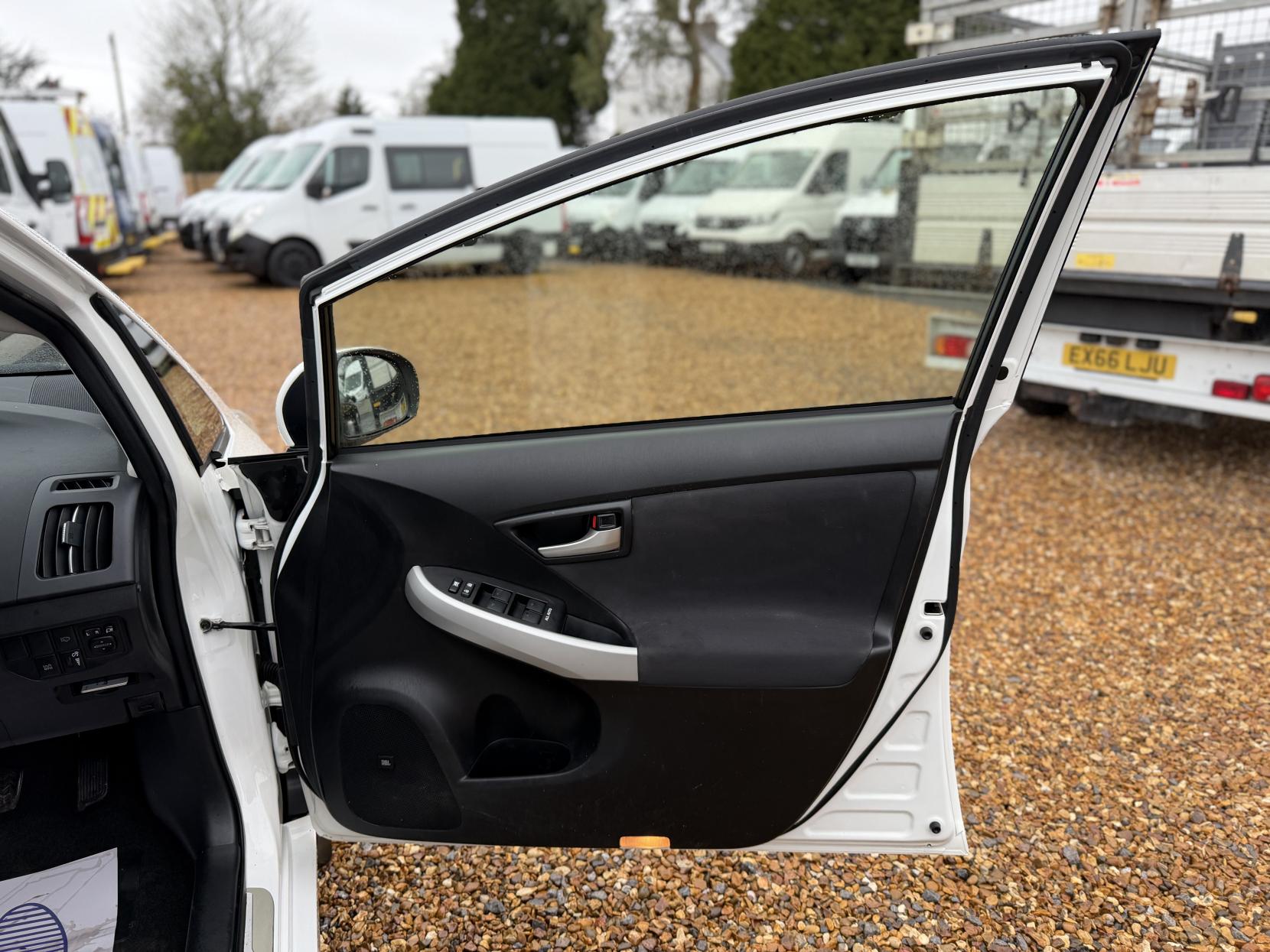 Toyota Prius 1.8 VVT-h Hatchback 5dr Petrol Plug-in Hybrid CVT Euro 5 (s/s) (136 ps)