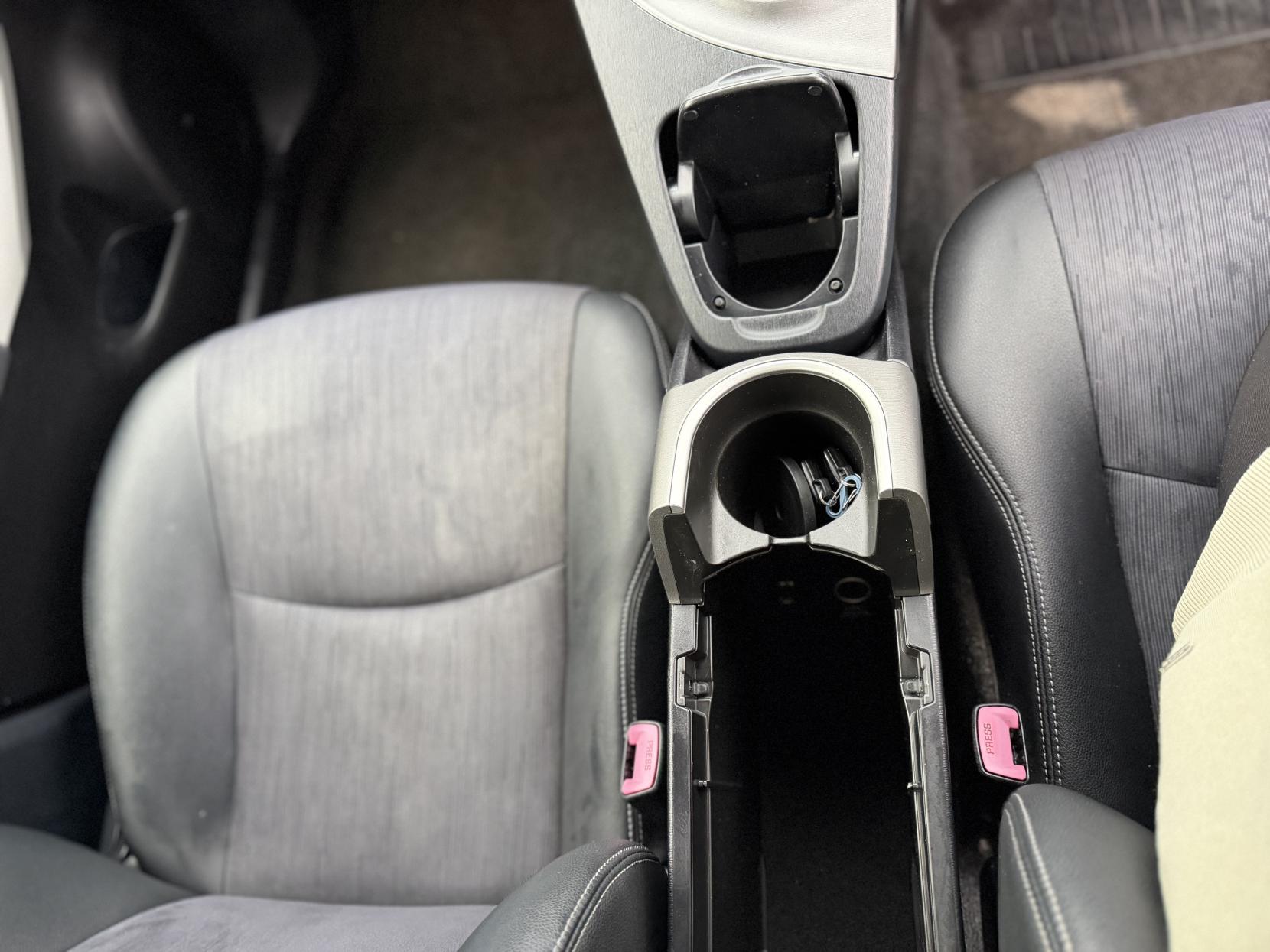 Toyota Prius 1.8 VVT-h Hatchback 5dr Petrol Plug-in Hybrid CVT Euro 5 (s/s) (136 ps)