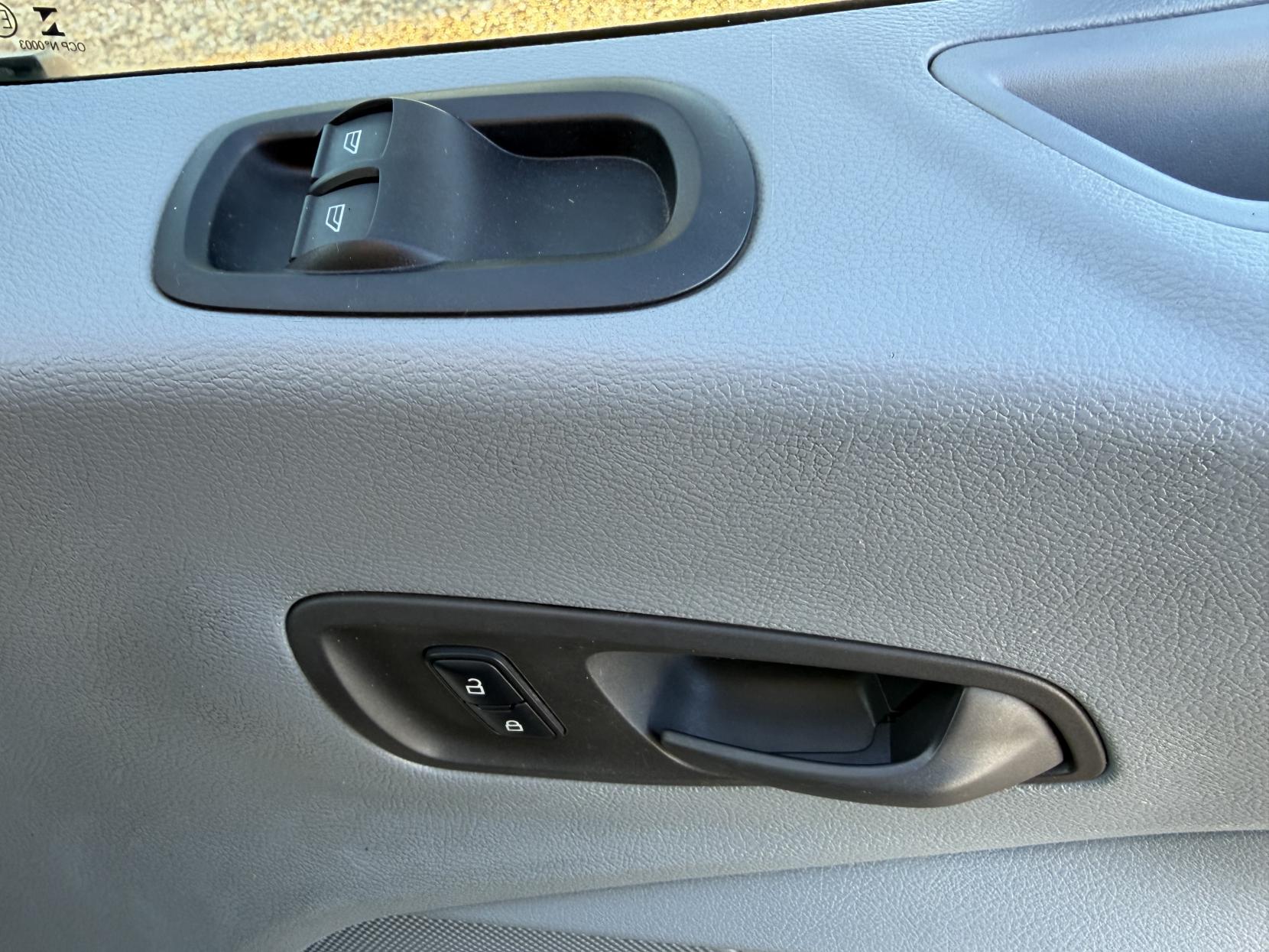 Ford Transit 2.2 TDCi 460 HDT Trend Minibus 4dr Diesel Manual L4 H3 (18 seats) (196 g/km, 123 bhp)