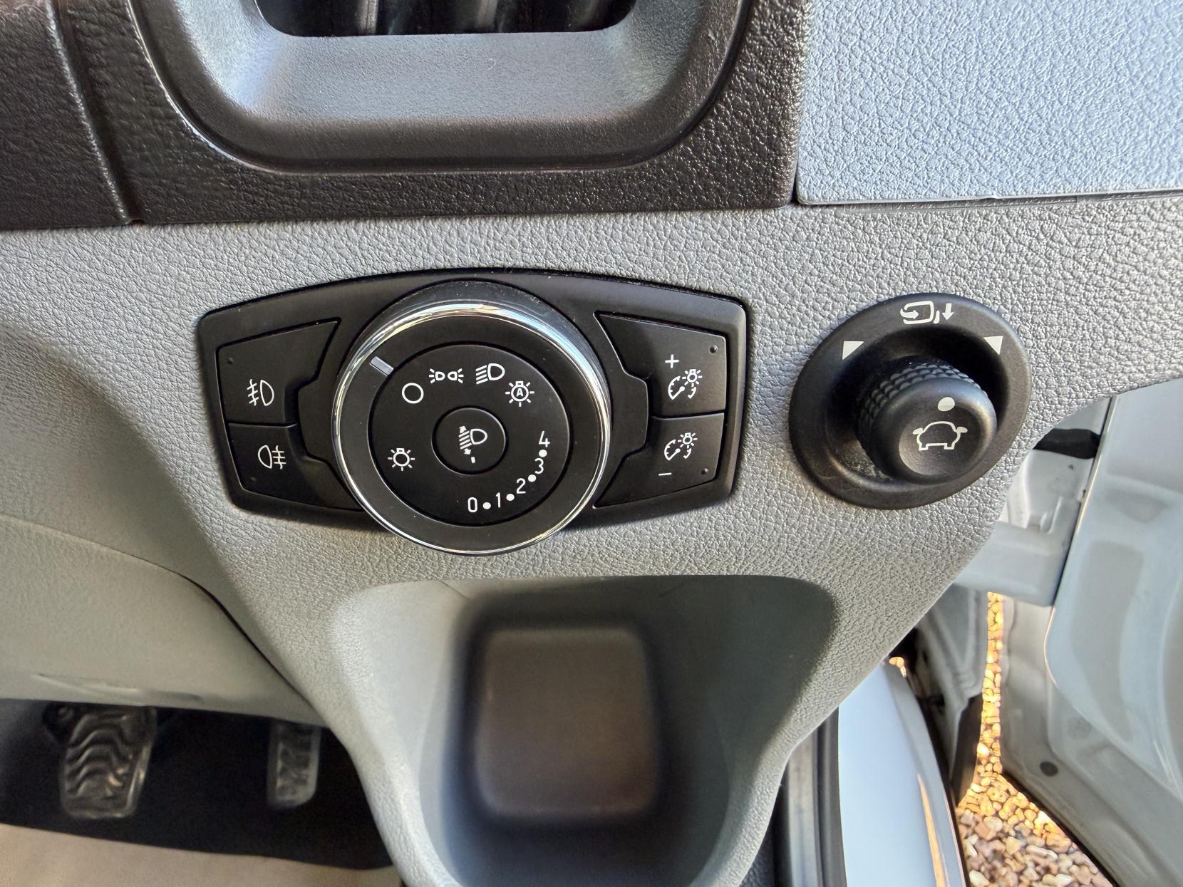 Ford Transit 2.2 TDCi 460 HDT Trend Minibus 4dr Diesel Manual L4 H3 (18 seats) (196 g/km, 123 bhp)