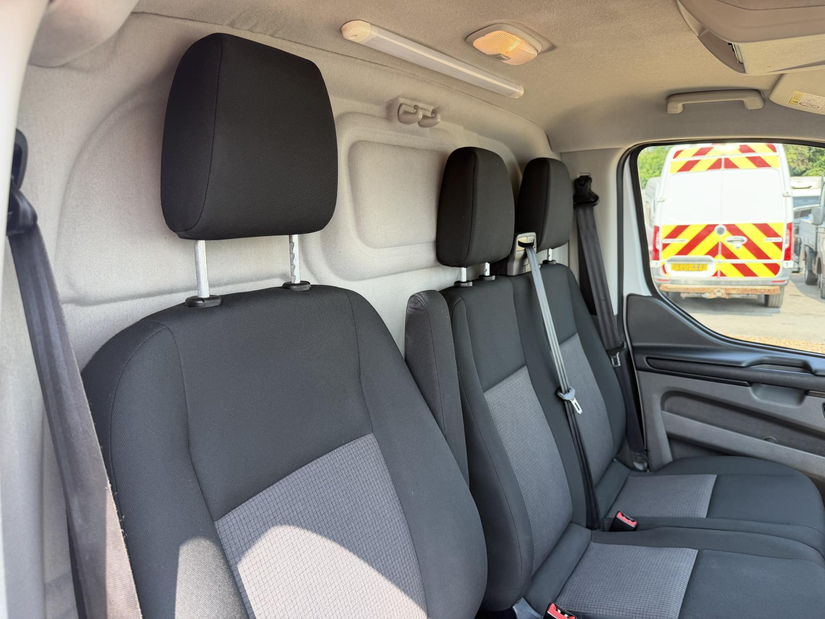 2019 Ford Transit Custom 2.0 320 EcoBlue Panel Van 5dr Diesel Manual L2 H2 Euro 6 (130 ps) - Thumbnail 15