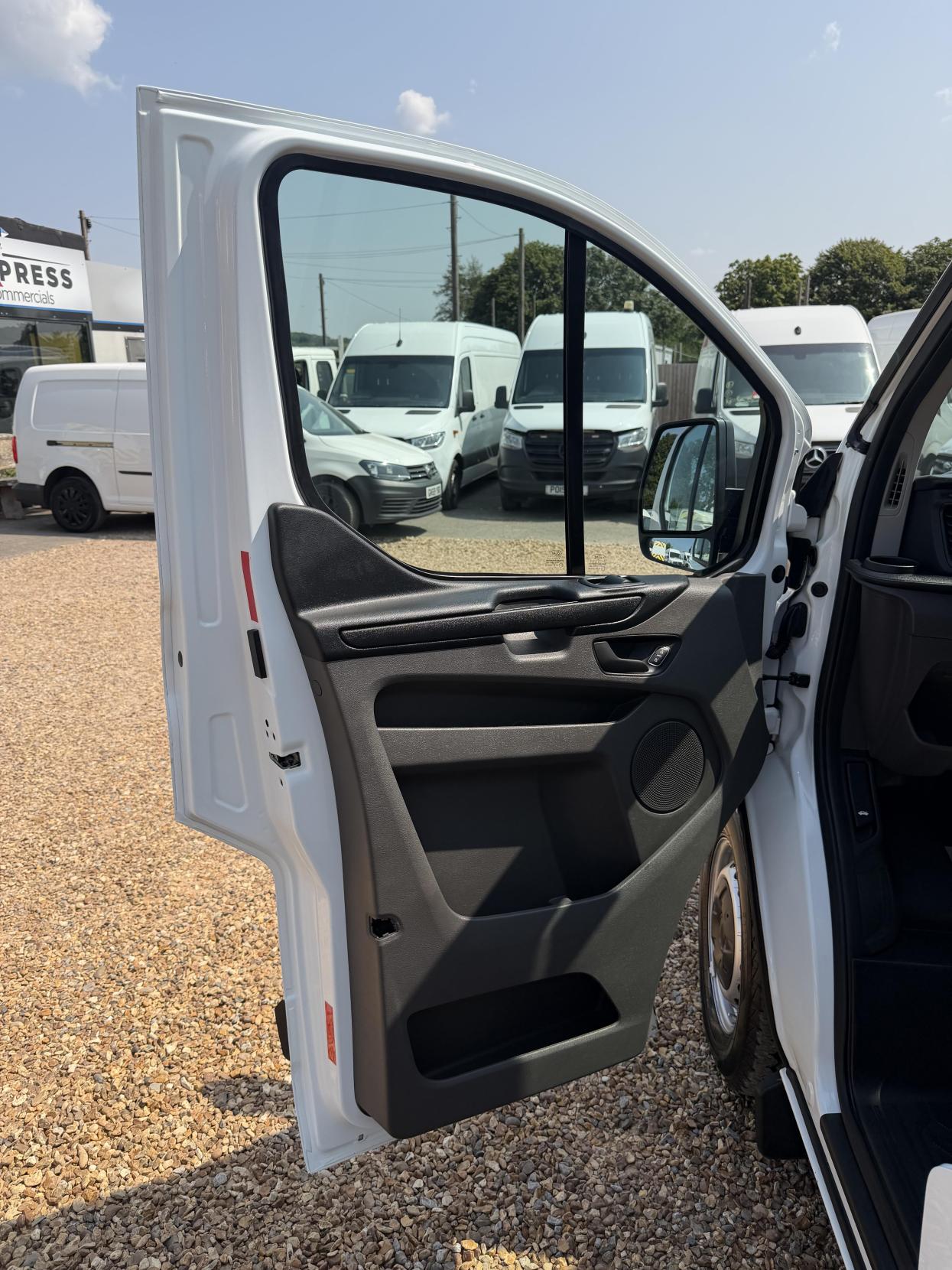 2019 Ford Transit Custom 2.0 320 EcoBlue Panel Van 5dr Diesel Manual L2 H2 Euro 6 (130 ps) - Thumbnail 18
