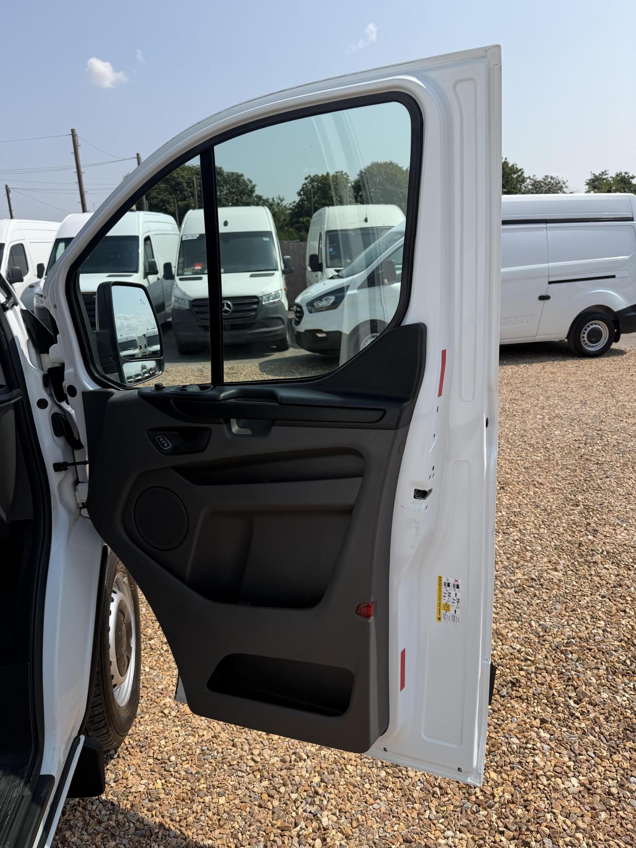 2019 Ford Transit Custom 2.0 320 EcoBlue Panel Van 5dr Diesel Manual L2 H2 Euro 6 (130 ps) - Thumbnail 17