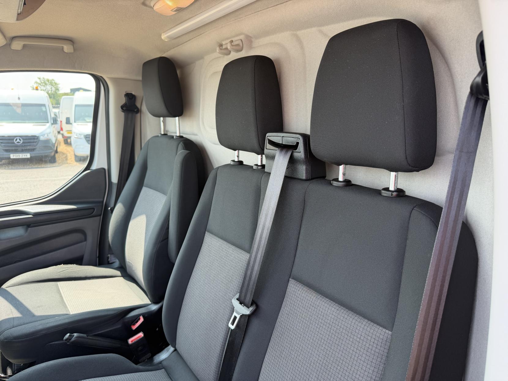 2019 Ford Transit Custom 2.0 320 EcoBlue Panel Van 5dr Diesel Manual L2 H2 Euro 6 (130 ps) - Thumbnail 14