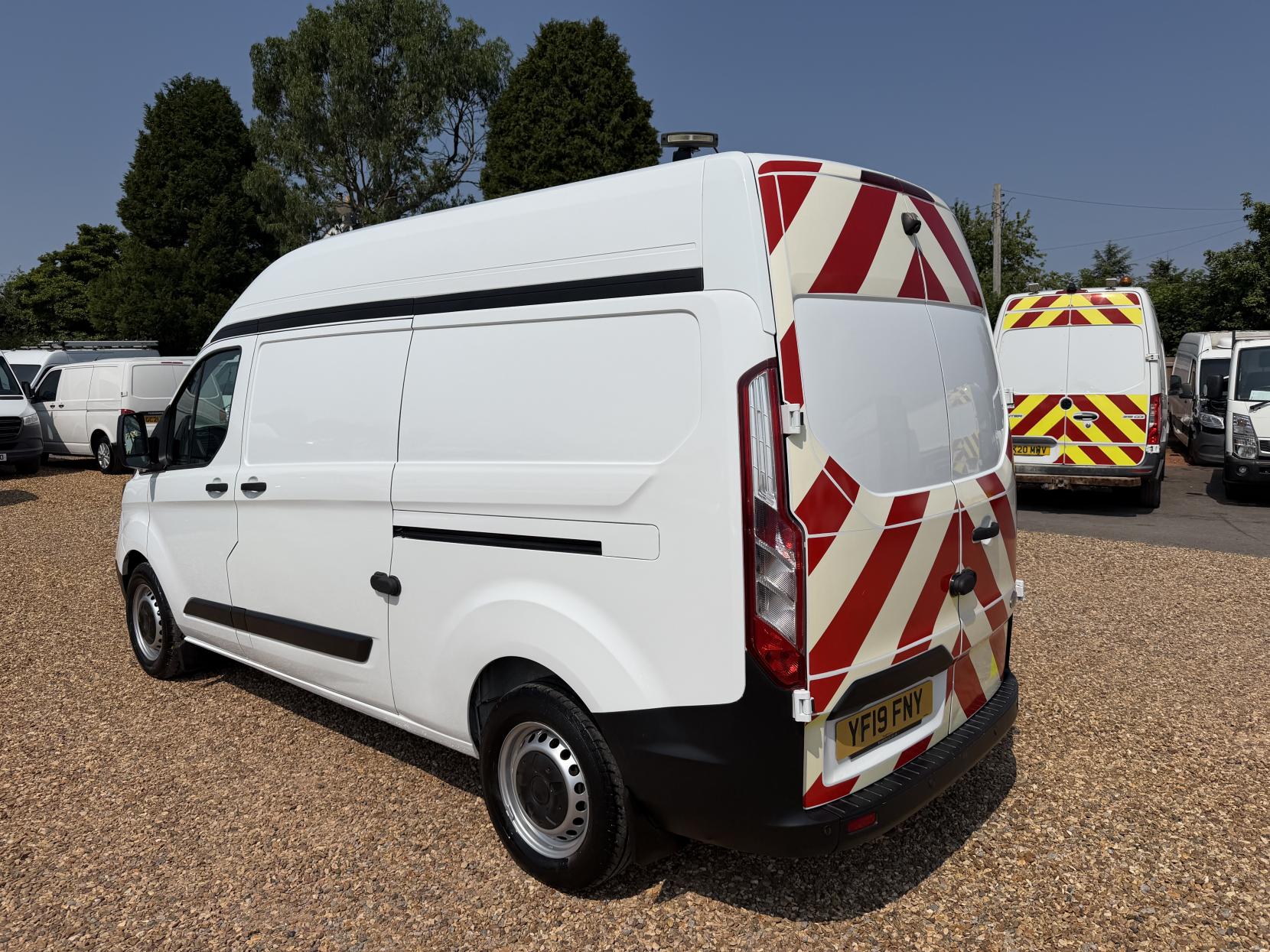 2019 Ford Transit Custom 2.0 320 EcoBlue Panel Van 5dr Diesel Manual L2 H2 Euro 6 (130 ps) - Thumbnail 9